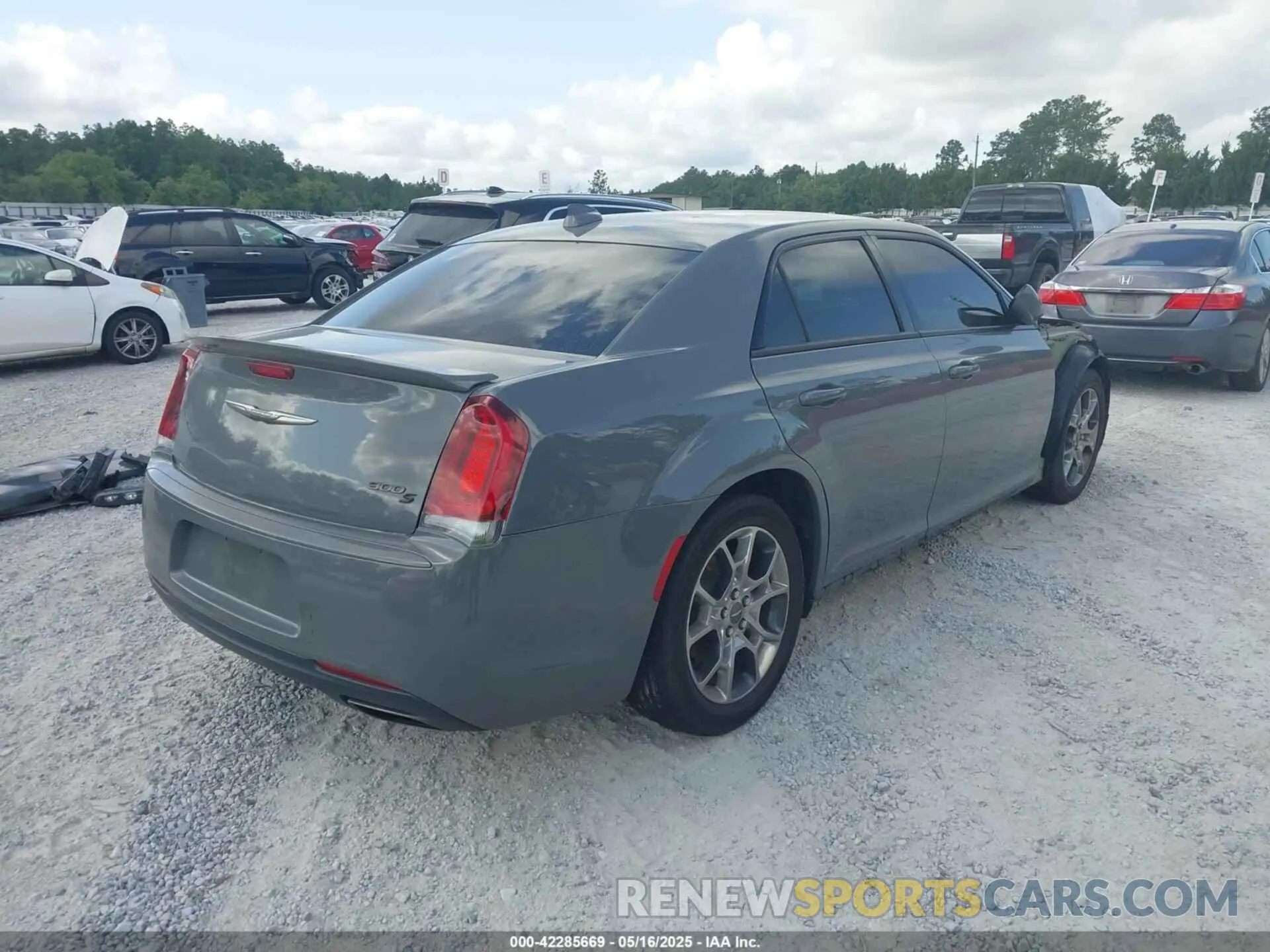 4 Photograph of a damaged car 2C3CCABG5KH573371 CHRYSLER 300 2019