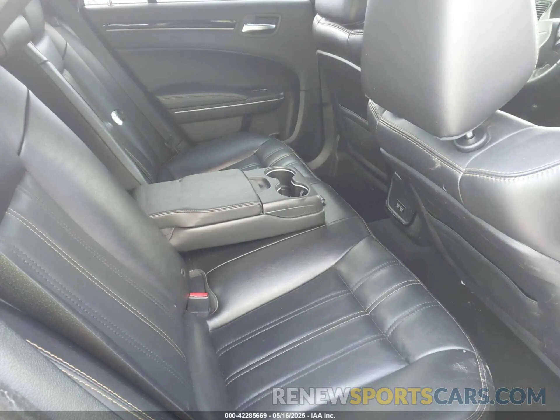 8 Photograph of a damaged car 2C3CCABG5KH573371 CHRYSLER 300 2019