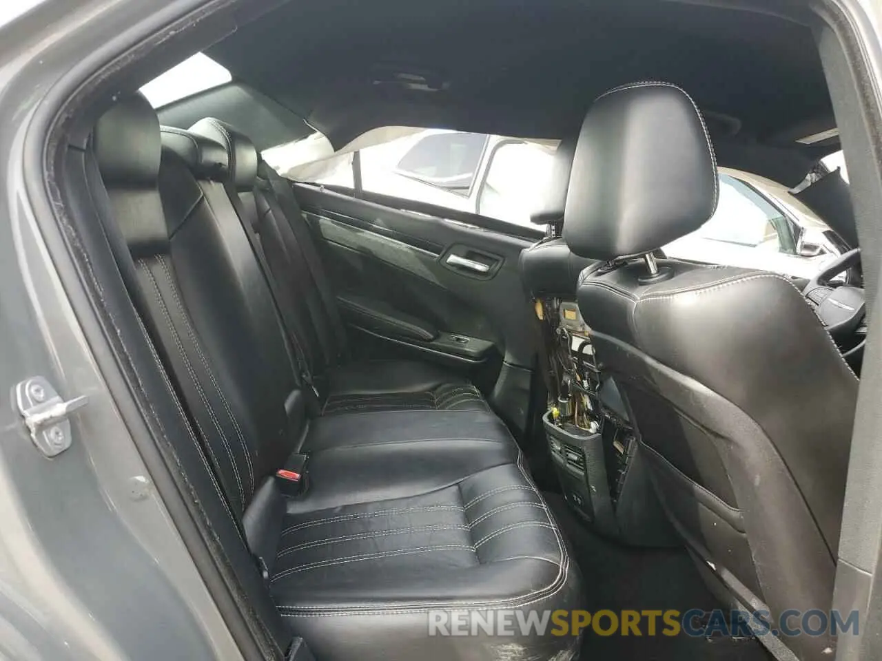 10 Photograph of a damaged car 2C3CCABG6KH516466 CHRYSLER 300 2019
