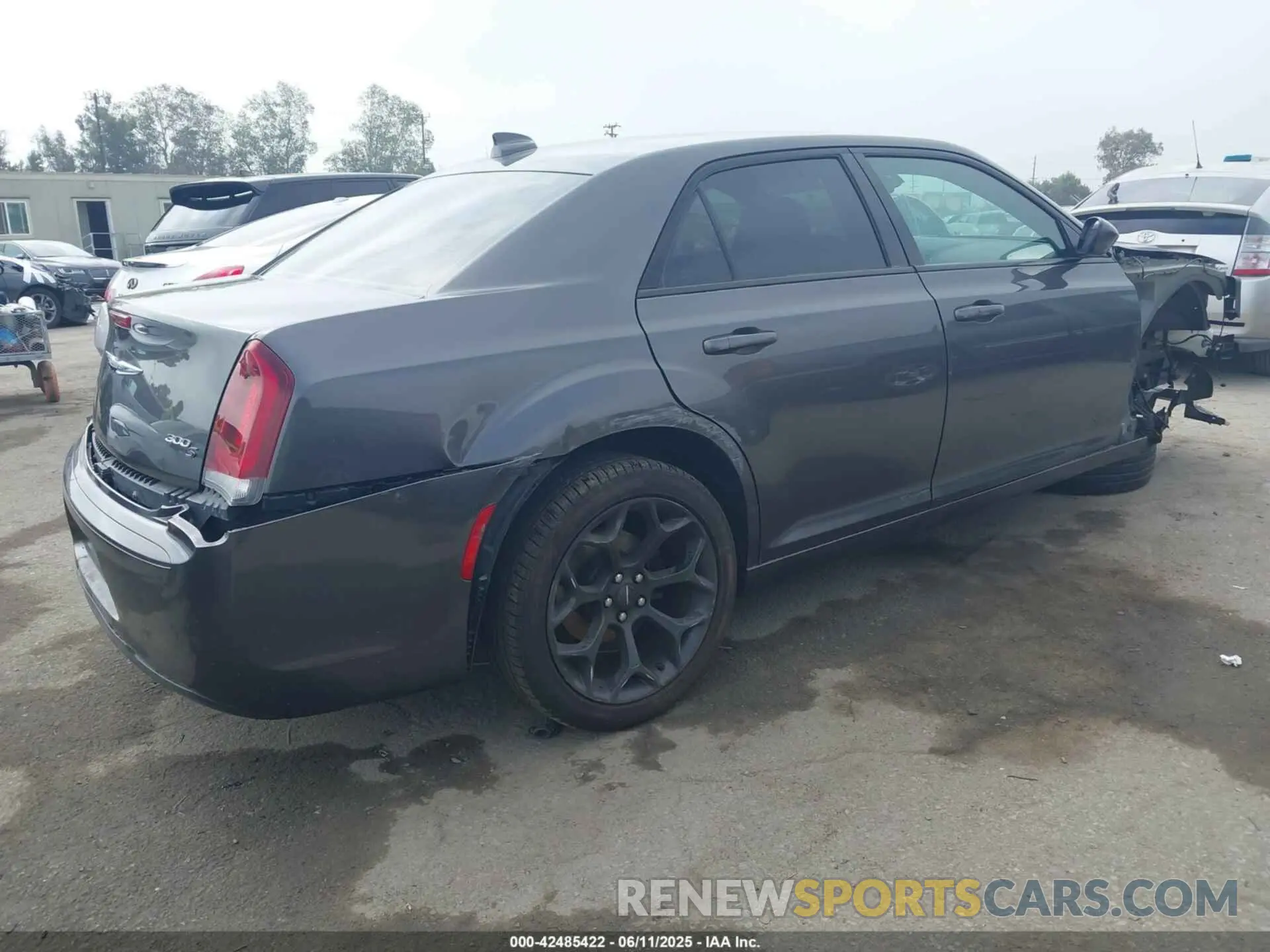 4 Photograph of a damaged car 2C3CCABG7KH562811 CHRYSLER 300 2019