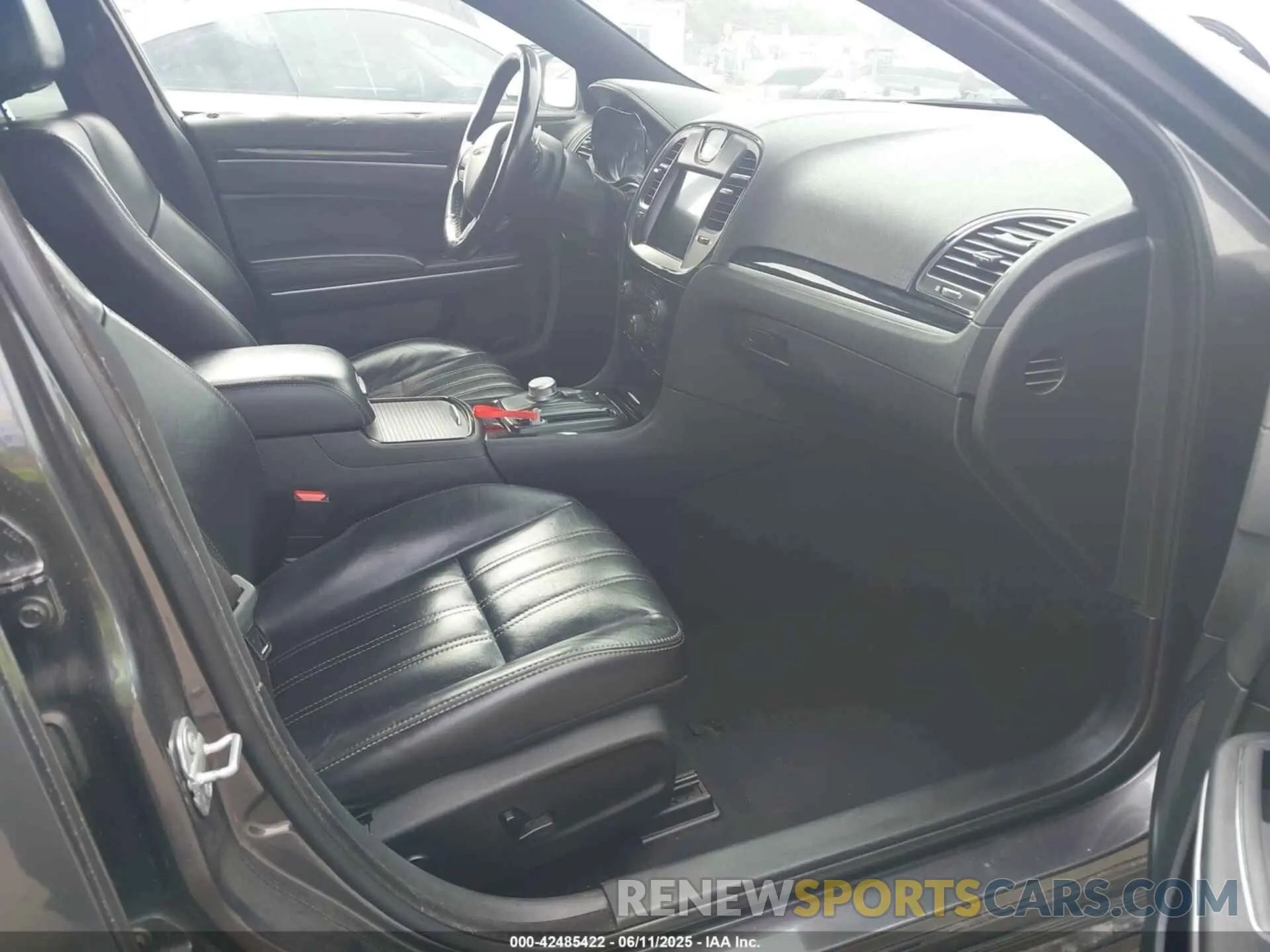 5 Photograph of a damaged car 2C3CCABG7KH562811 CHRYSLER 300 2019