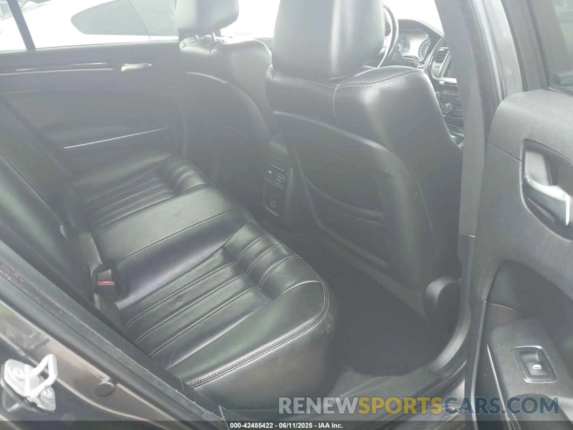 8 Photograph of a damaged car 2C3CCABG7KH562811 CHRYSLER 300 2019