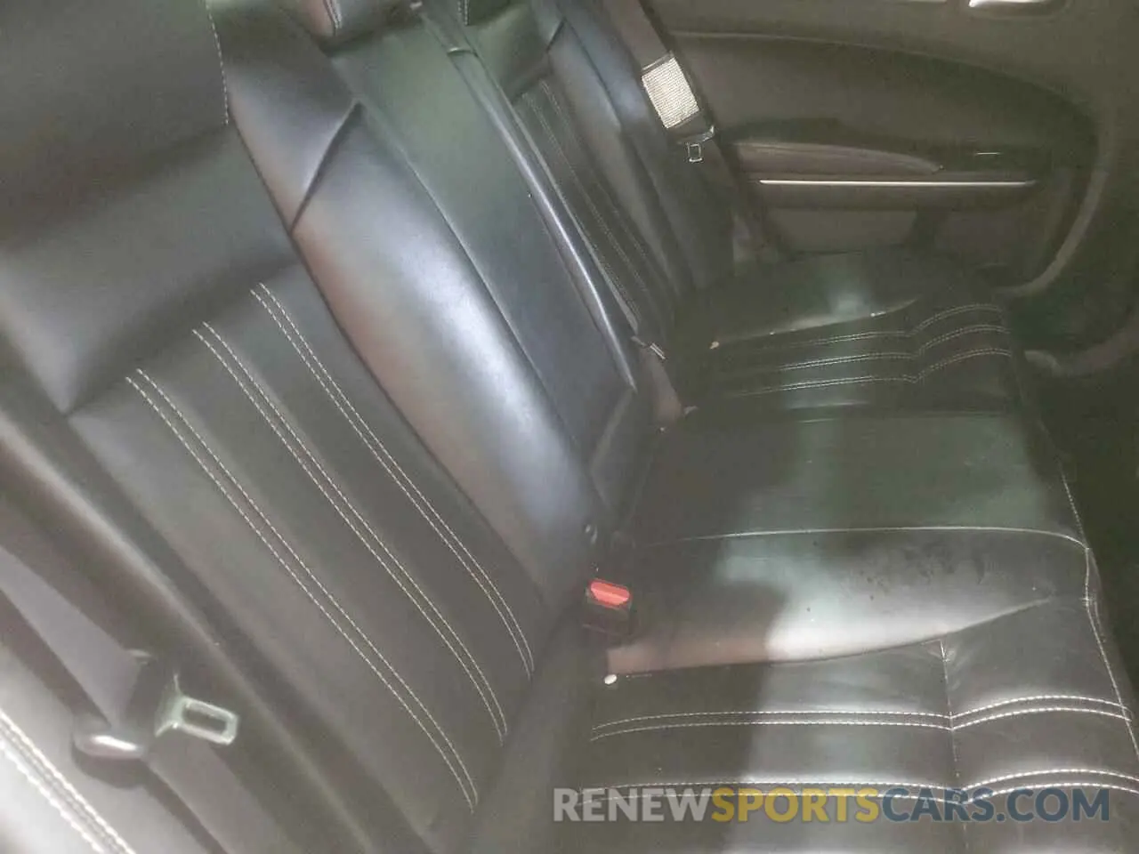 10 Photograph of a damaged car 2C3CCABG7KH697691 CHRYSLER 300 2019