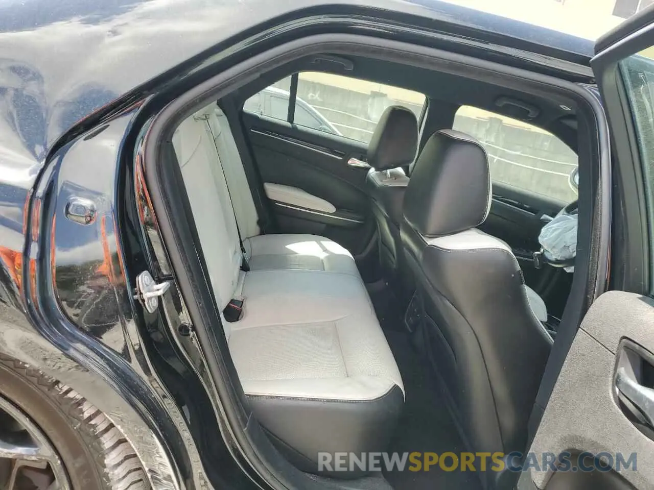 11 Photograph of a damaged car 2C3CCABG8KH508305 CHRYSLER 300 2019