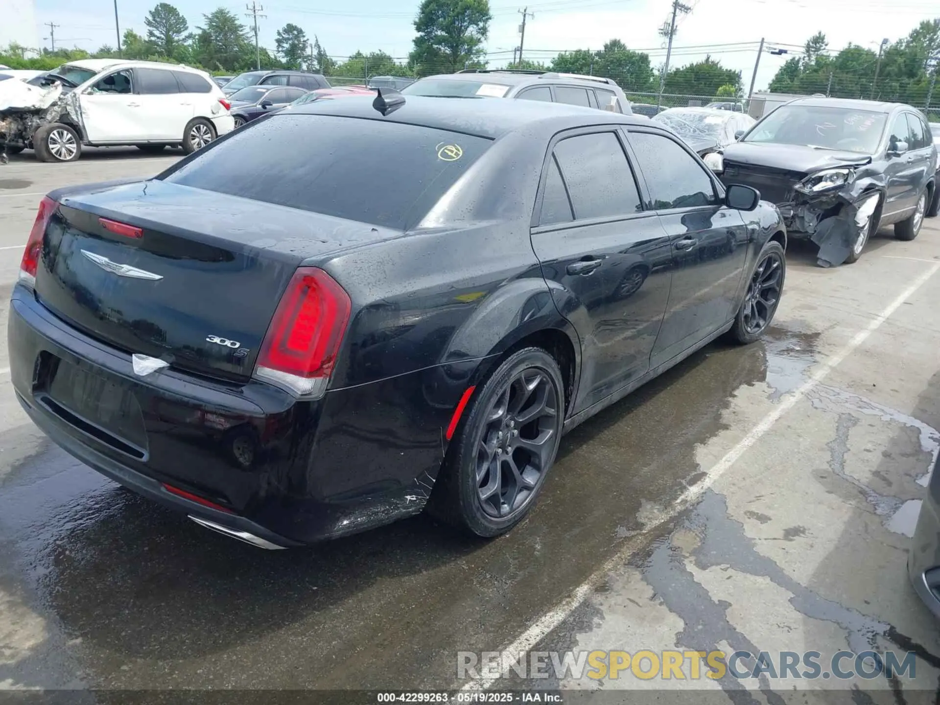 4 Photograph of a damaged car 2C3CCABG9KH617937 CHRYSLER 300 2019
