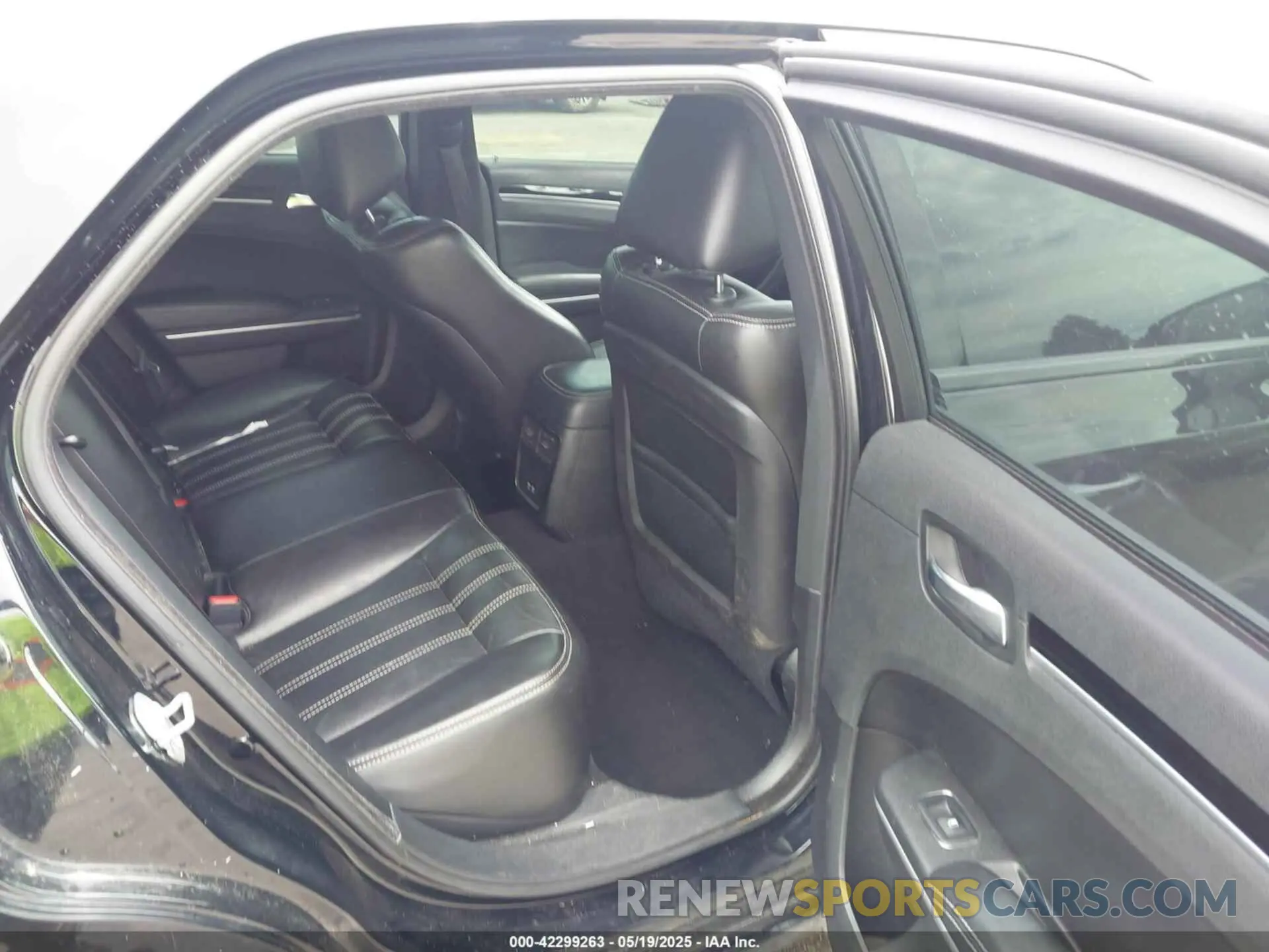 8 Photograph of a damaged car 2C3CCABG9KH617937 CHRYSLER 300 2019