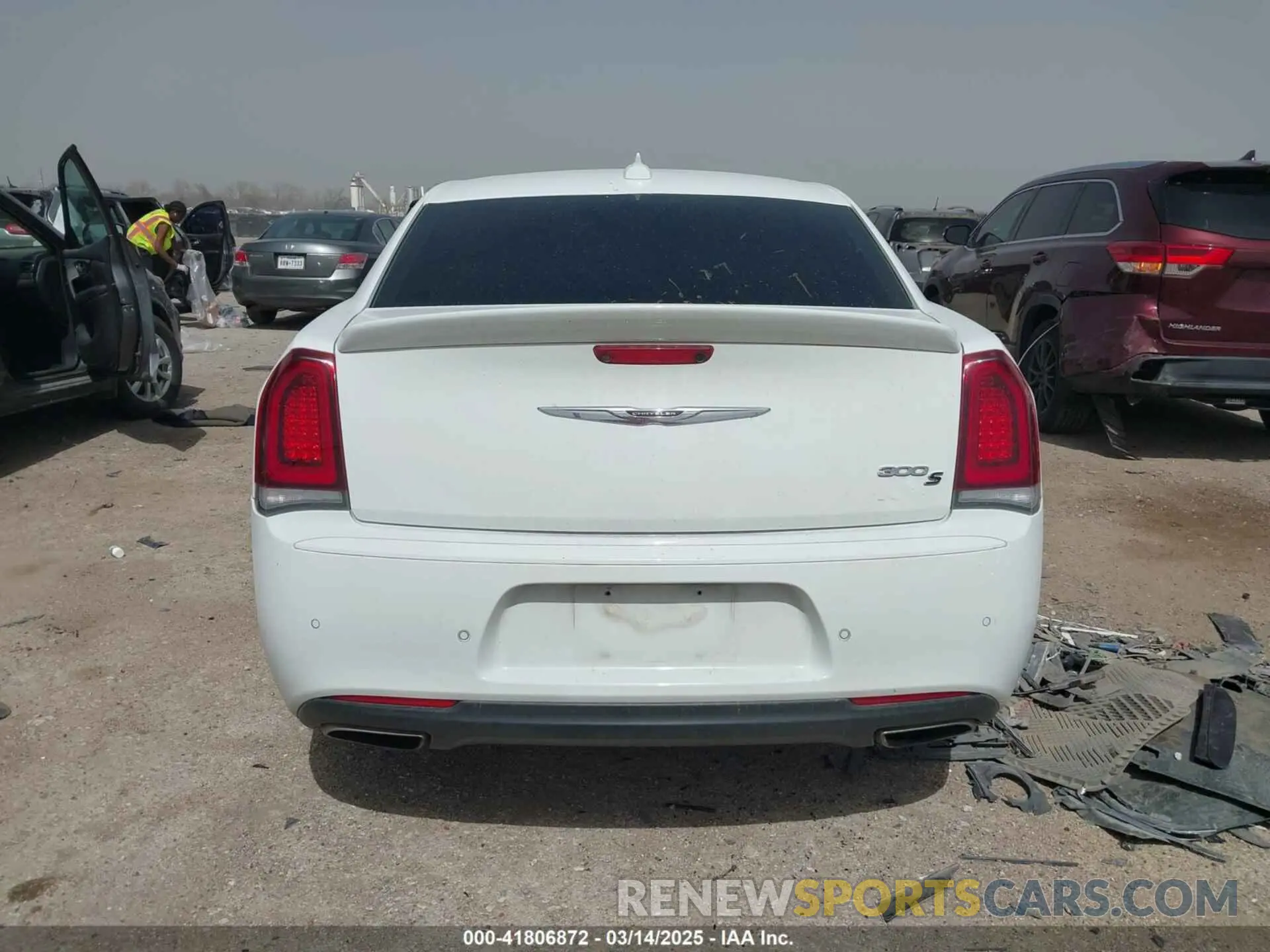 16 Photograph of a damaged car 2C3CCABT1KH564759 CHRYSLER 300 2019