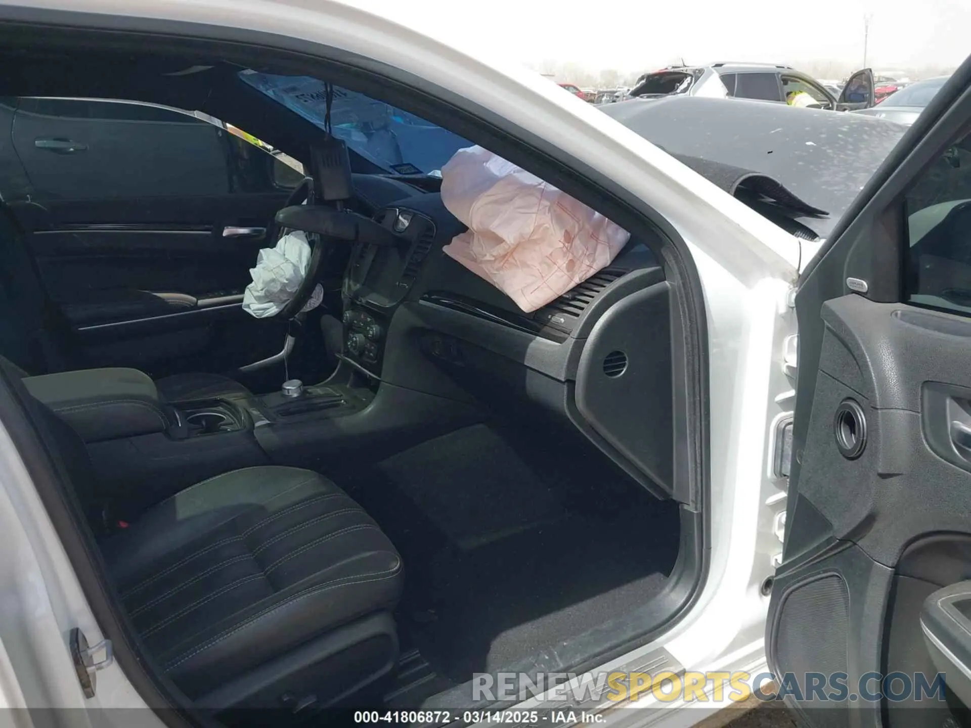 5 Photograph of a damaged car 2C3CCABT1KH564759 CHRYSLER 300 2019