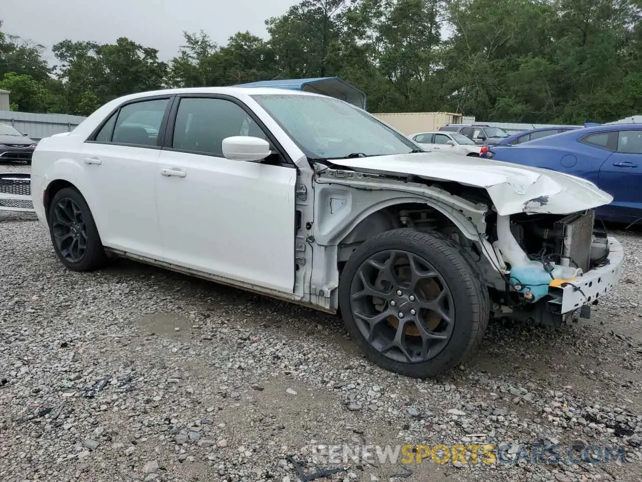4 Photograph of a damaged car 2C3CCABT1KH580315 CHRYSLER 300 2019