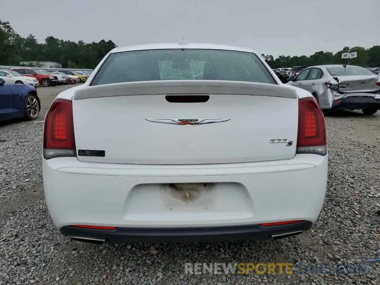 6 Photograph of a damaged car 2C3CCABT1KH580315 CHRYSLER 300 2019