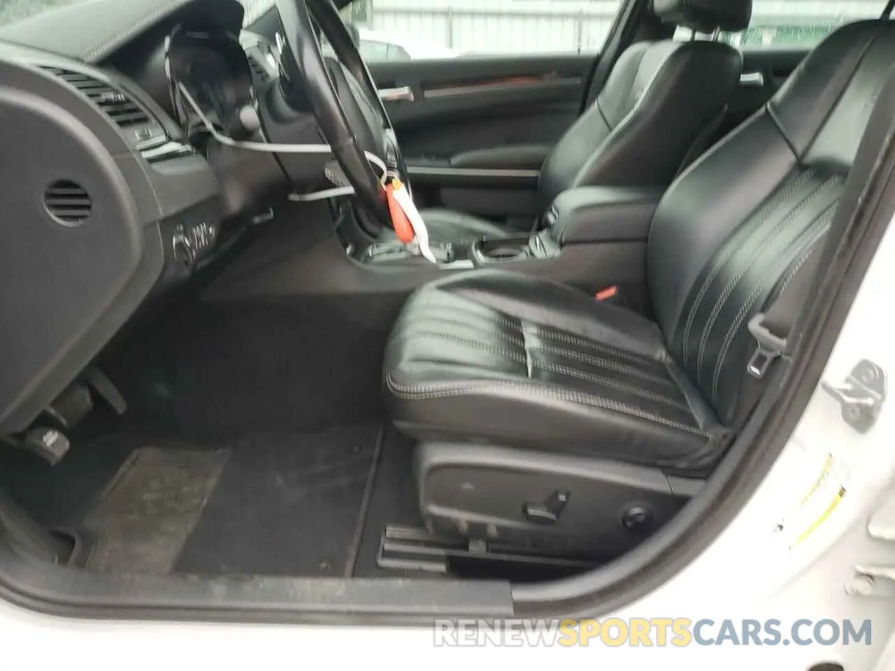 7 Photograph of a damaged car 2C3CCABT1KH580315 CHRYSLER 300 2019