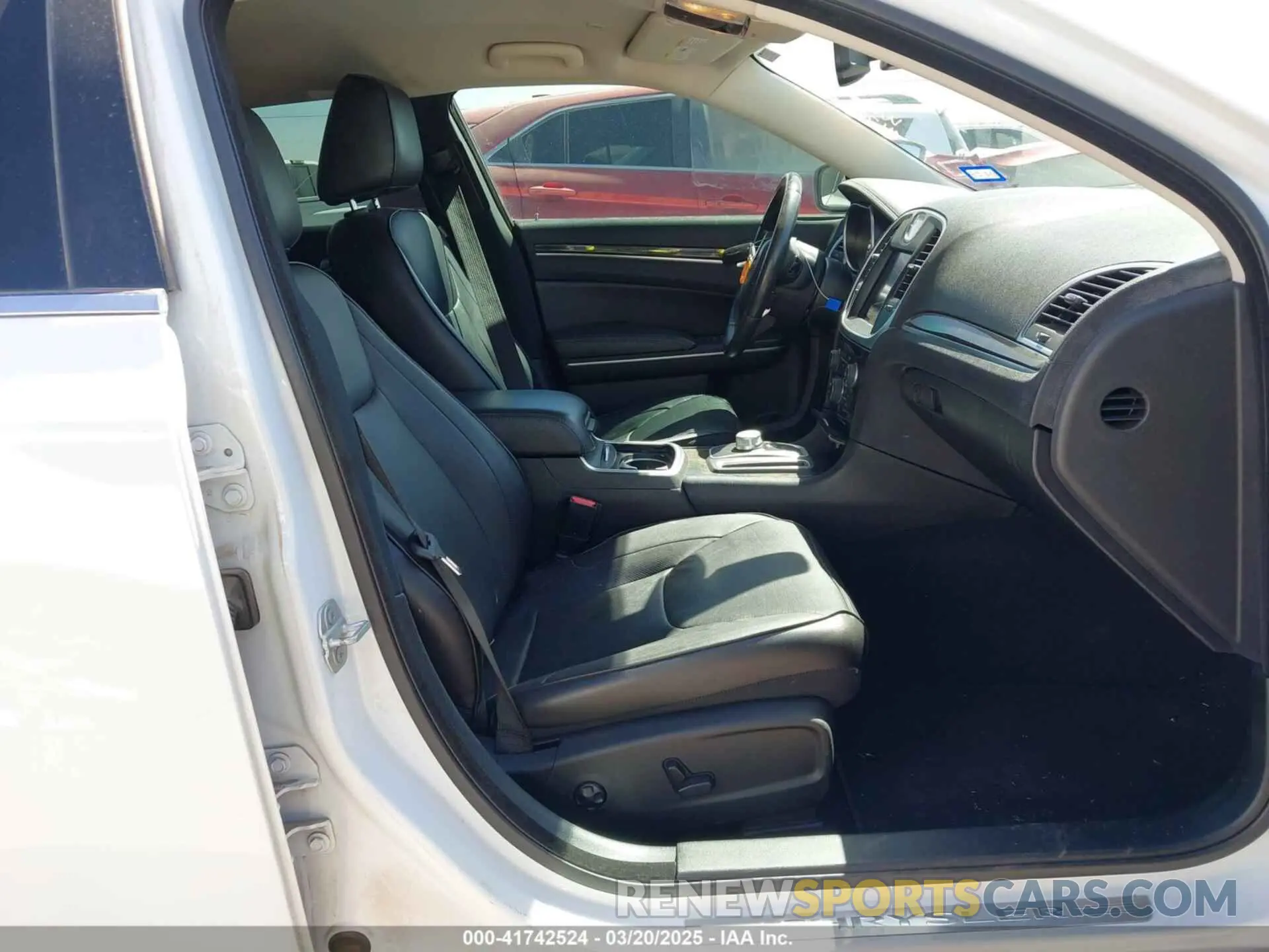 5 Photograph of a damaged car 2C3CCAEG0KH614095 CHRYSLER 300 2019