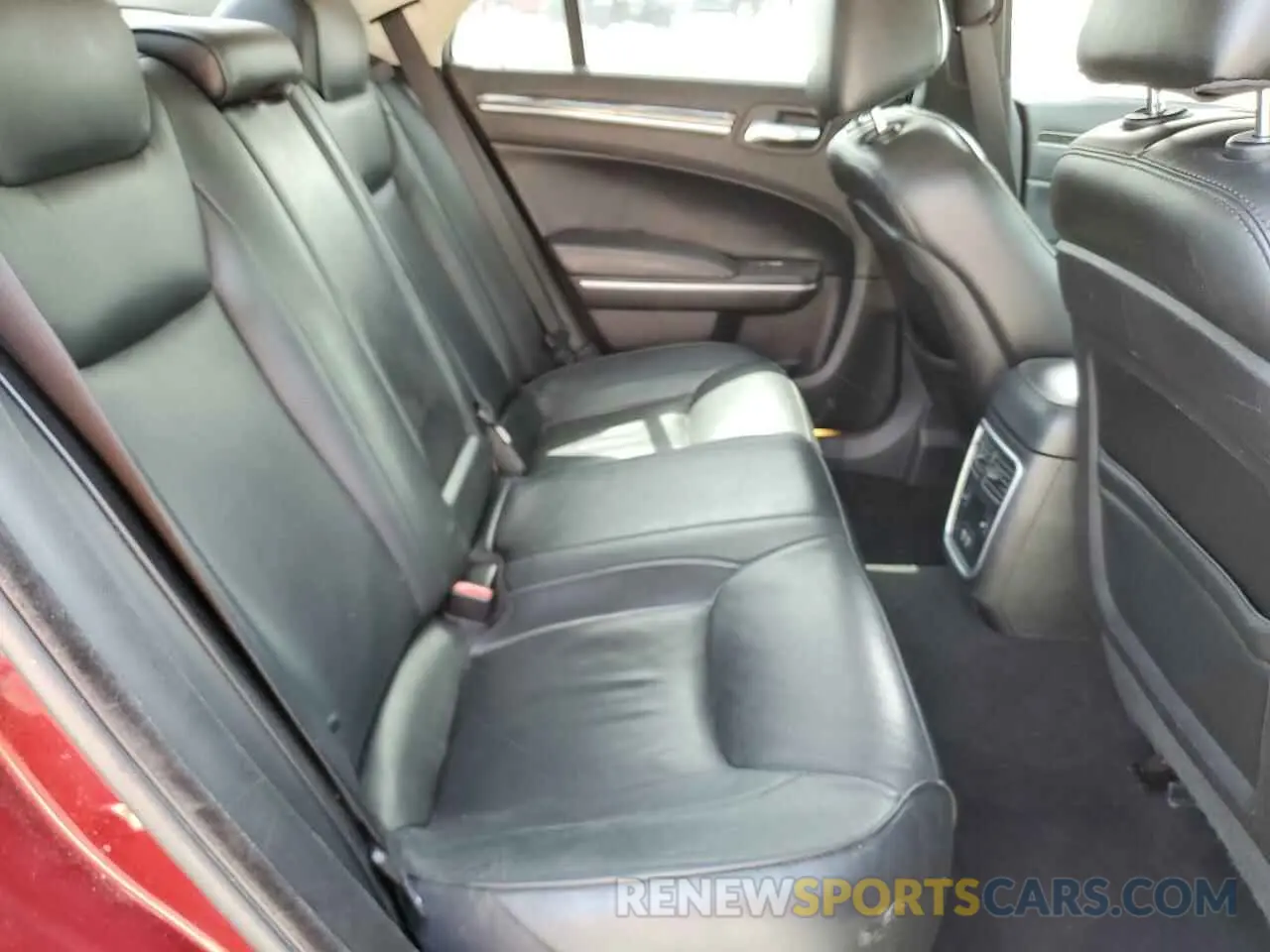 10 Photograph of a damaged car 2C3CCAEG1KH555560 CHRYSLER 300 2019