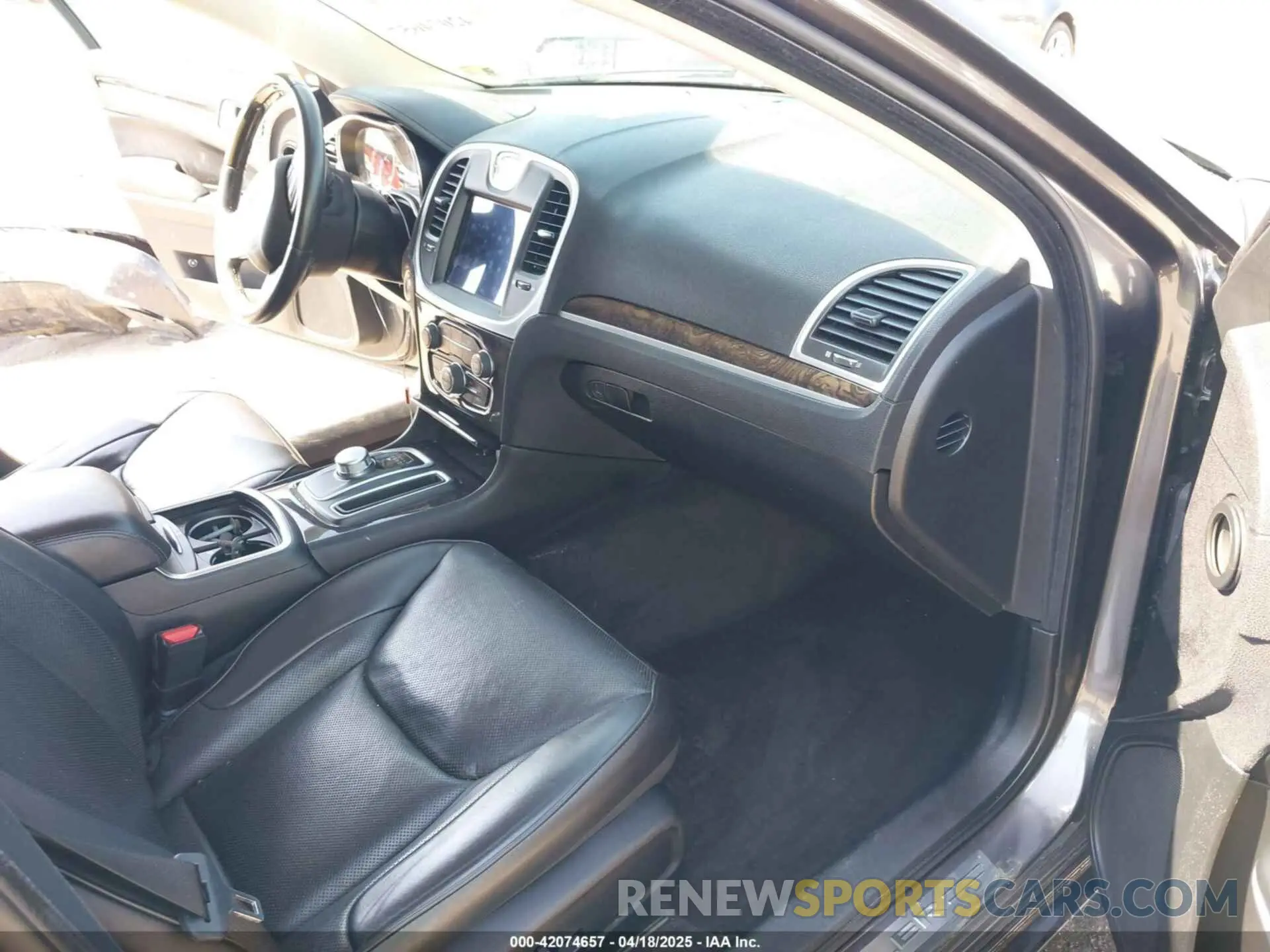 5 Photograph of a damaged car 2C3CCAEG3KH528585 CHRYSLER 300 2019