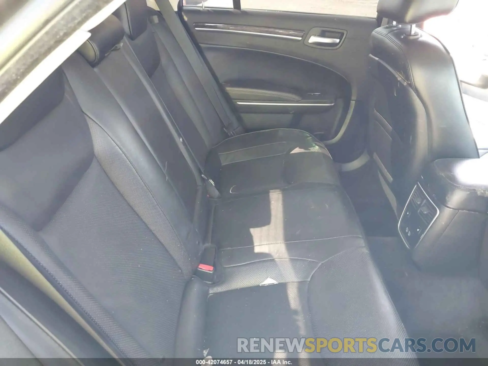 8 Photograph of a damaged car 2C3CCAEG3KH528585 CHRYSLER 300 2019