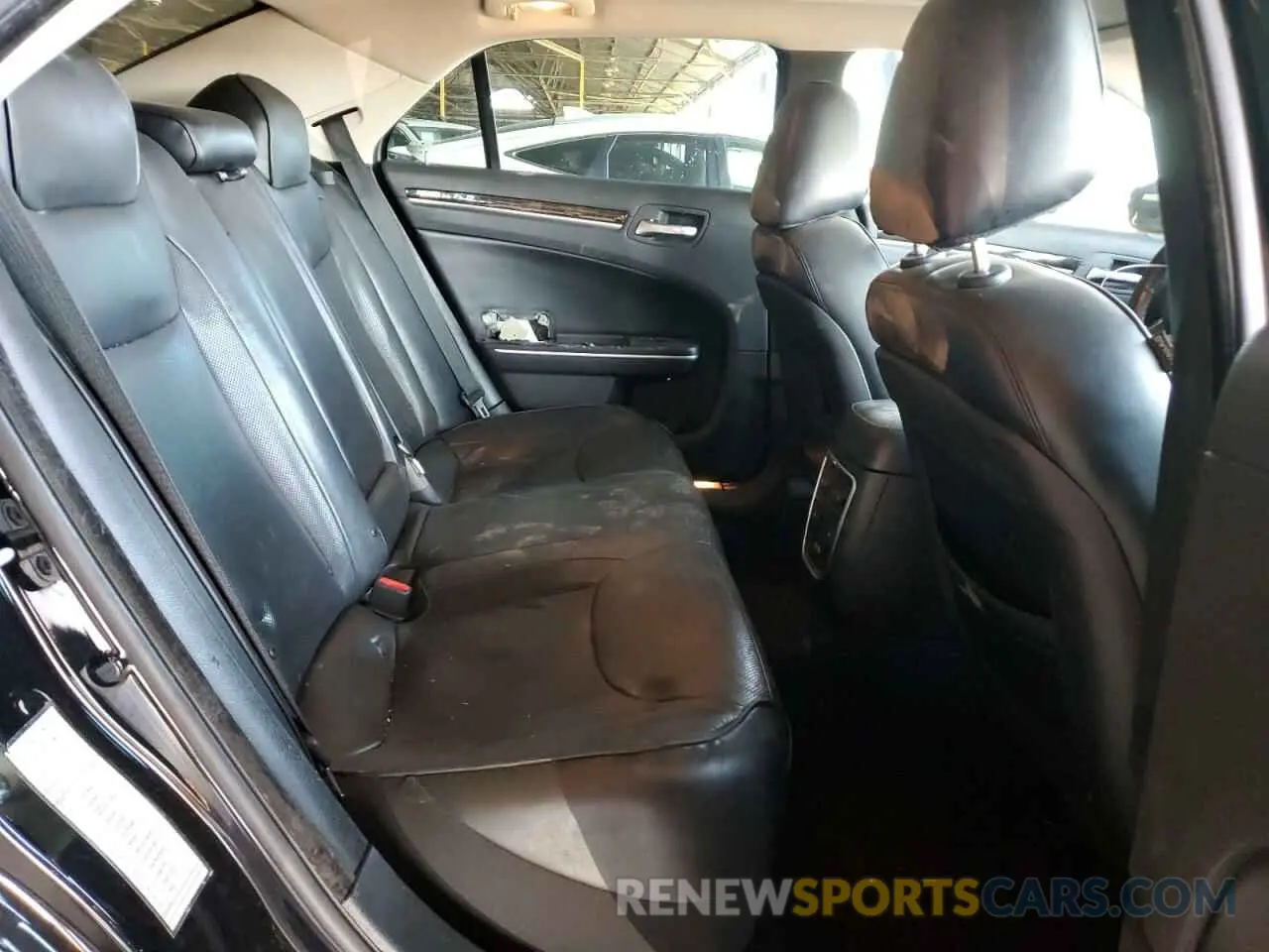10 Photograph of a damaged car 2C3CCAEG3KH555818 CHRYSLER 300 2019