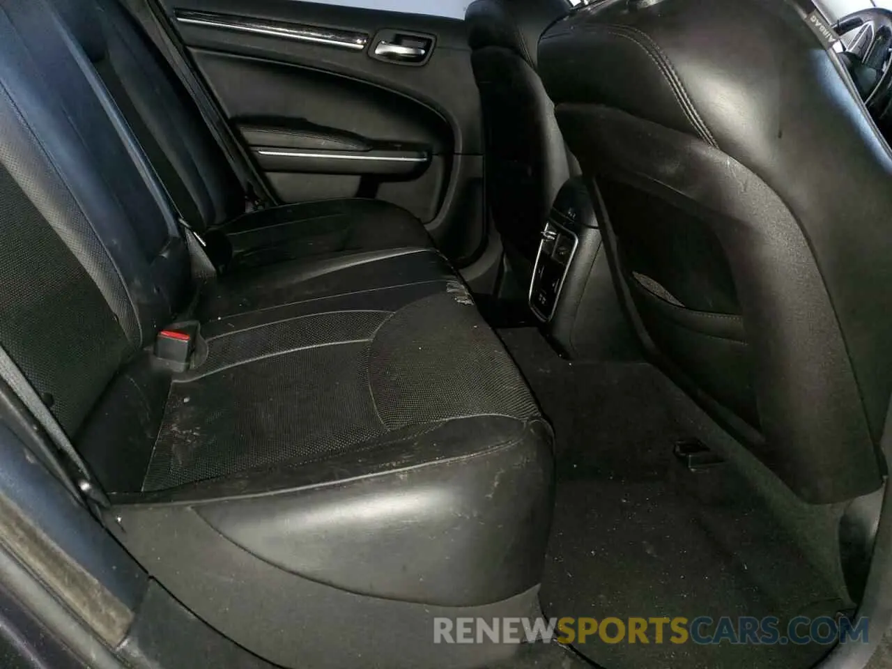 10 Photograph of a damaged car 2C3CCAEG3KH563000 CHRYSLER 300 2019