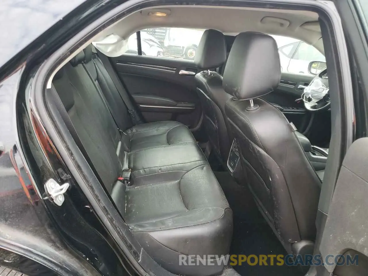 10 Photograph of a damaged car 2C3CCAEG5KH682649 CHRYSLER 300 2019