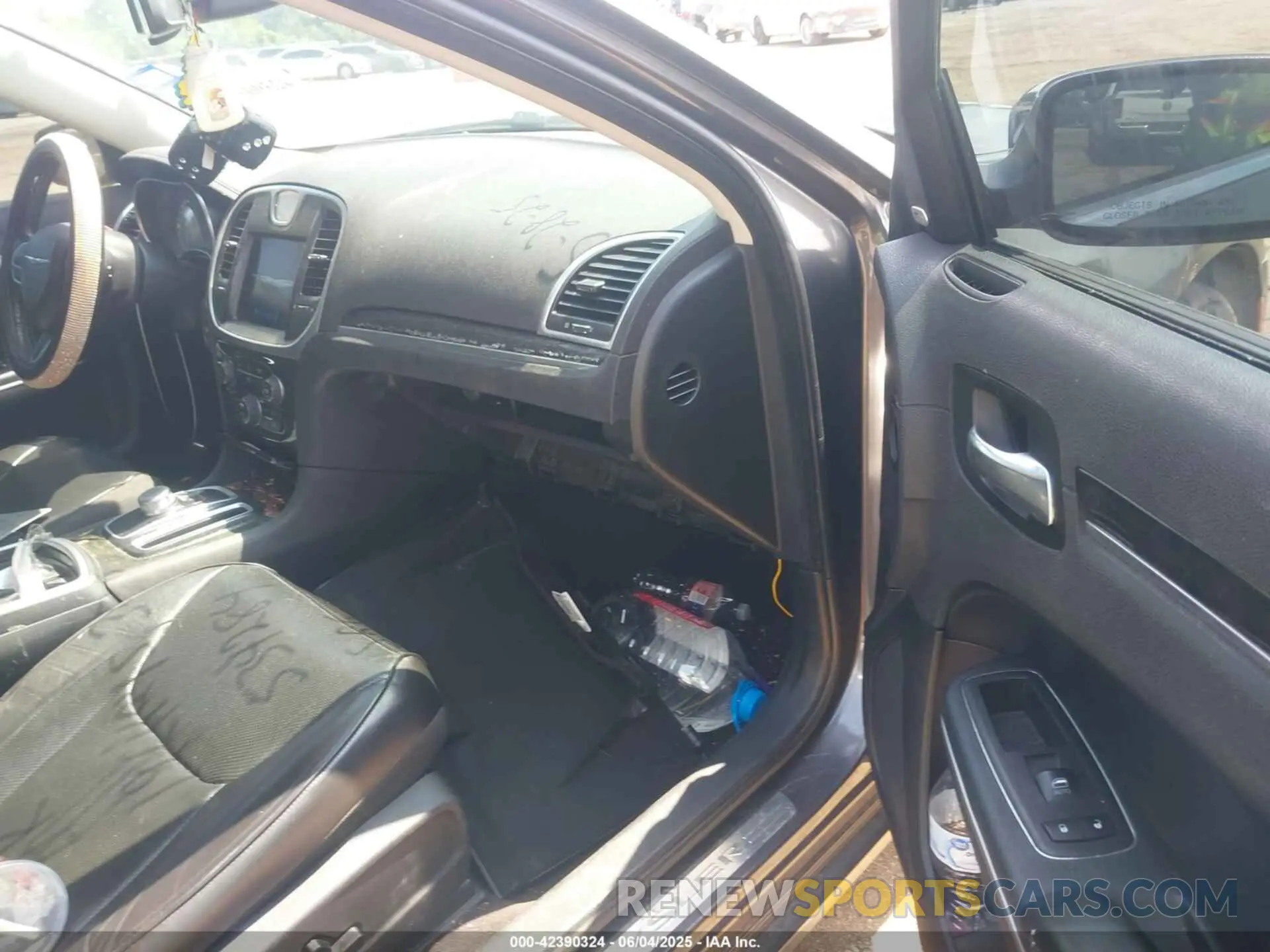 5 Photograph of a damaged car 2C3CCAEG8KH534284 CHRYSLER 300 2019