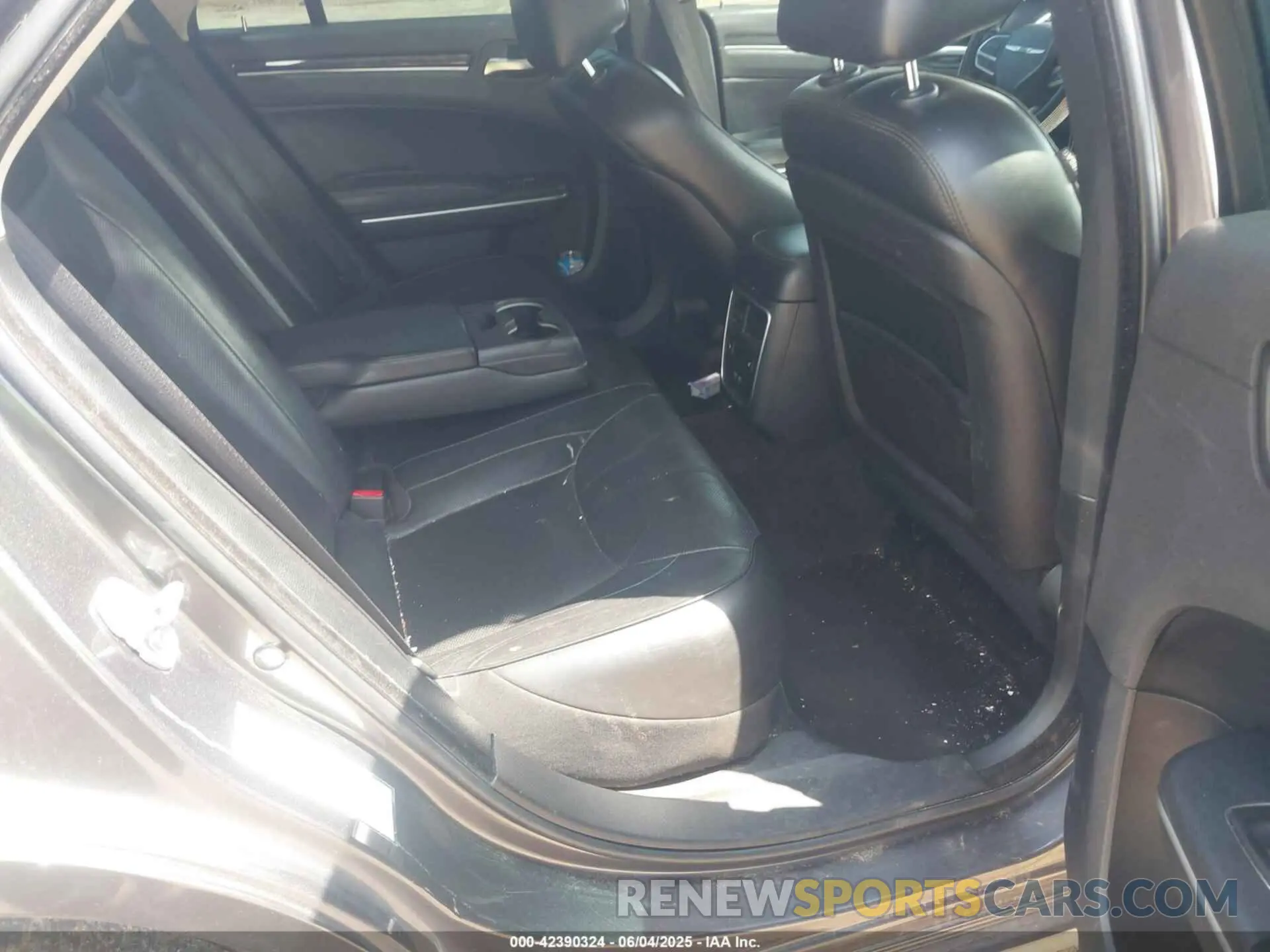 8 Photograph of a damaged car 2C3CCAEG8KH534284 CHRYSLER 300 2019