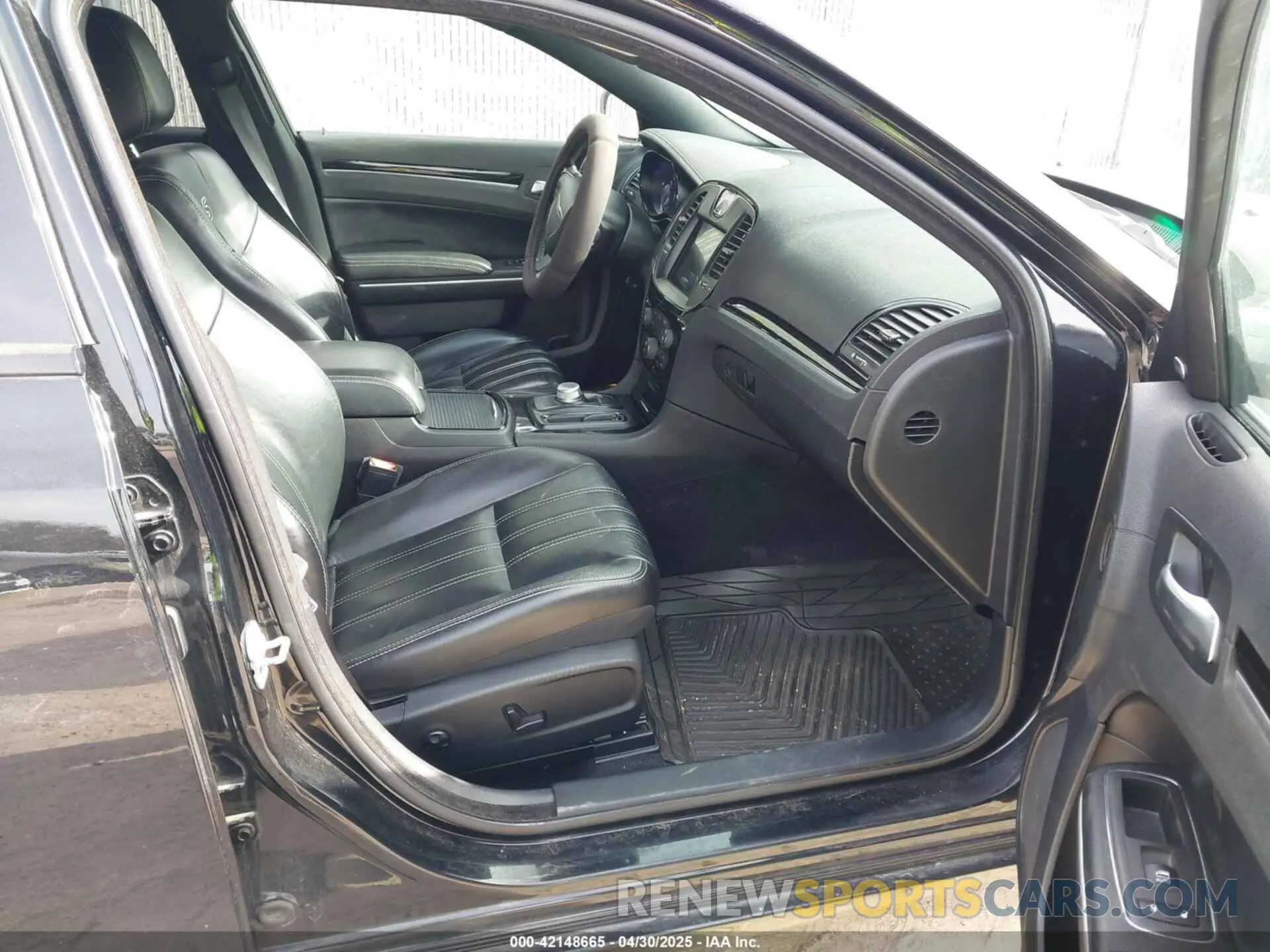 5 Photograph of a damaged car 2C3CCAGG0KH632108 CHRYSLER 300 2019