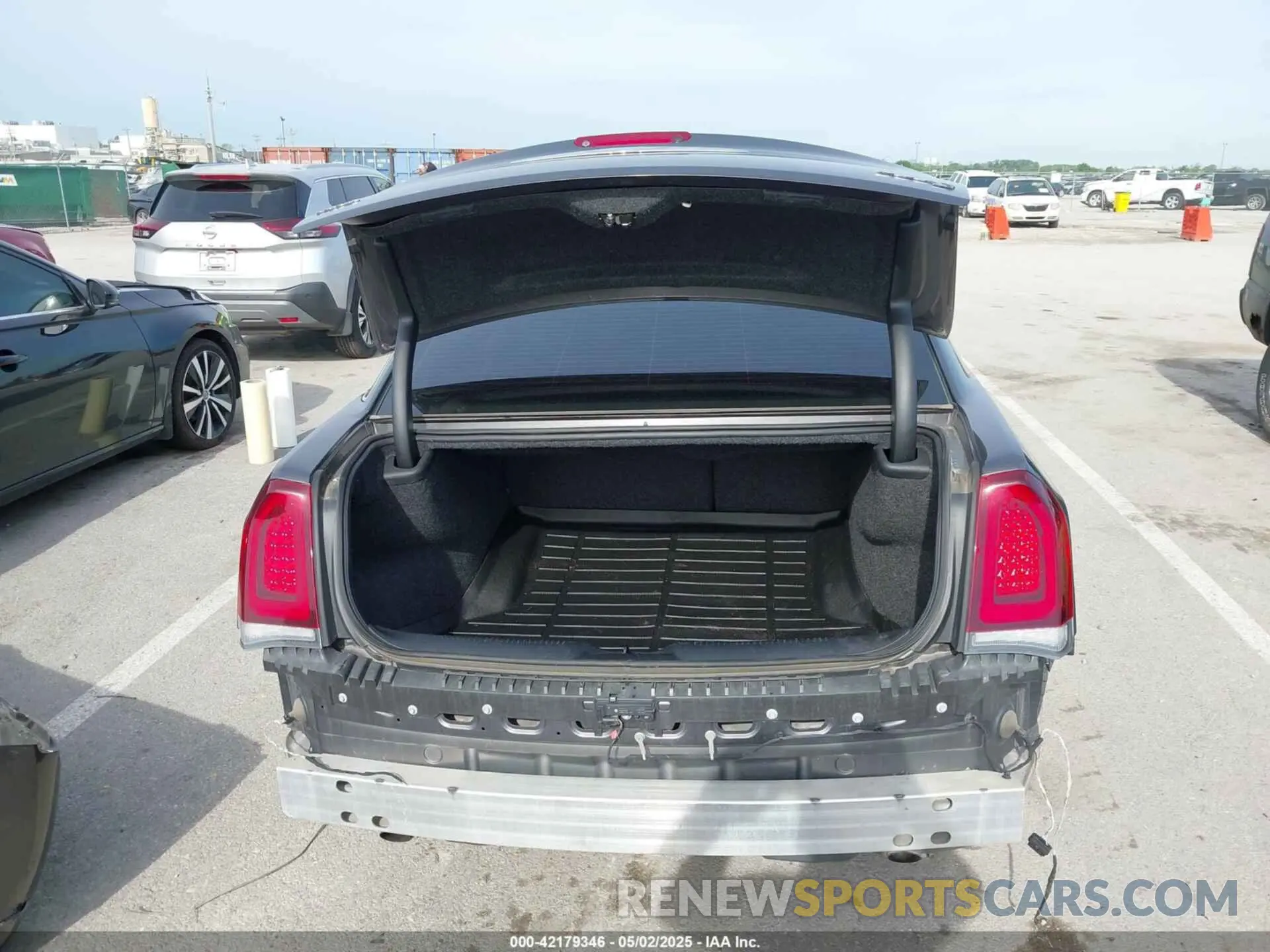 6 Photograph of a damaged car 2C3CCAGG3KH648934 CHRYSLER 300 2019
