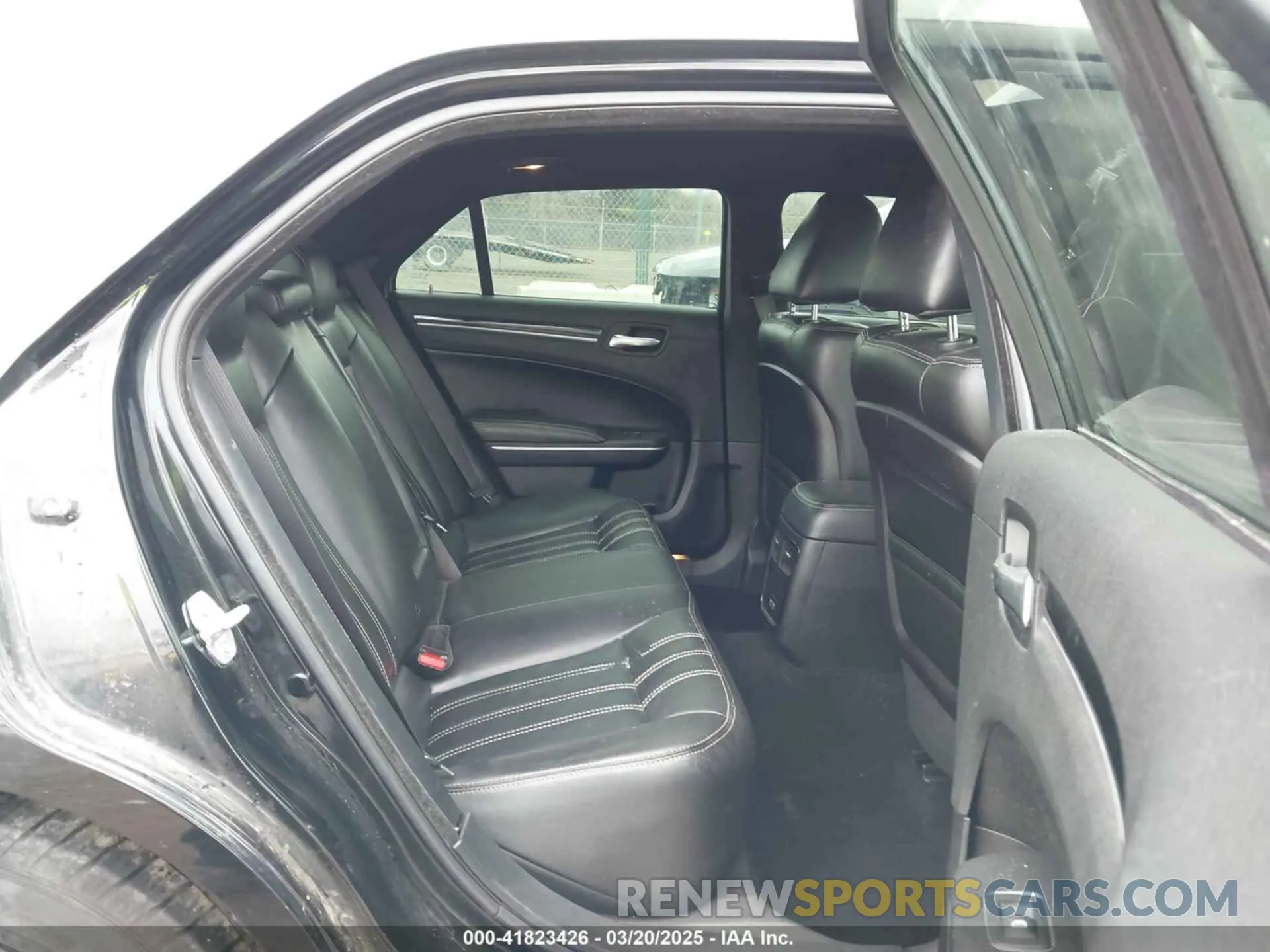 8 Photograph of a damaged car 2C3CCAGG3KH689905 CHRYSLER 300 2019