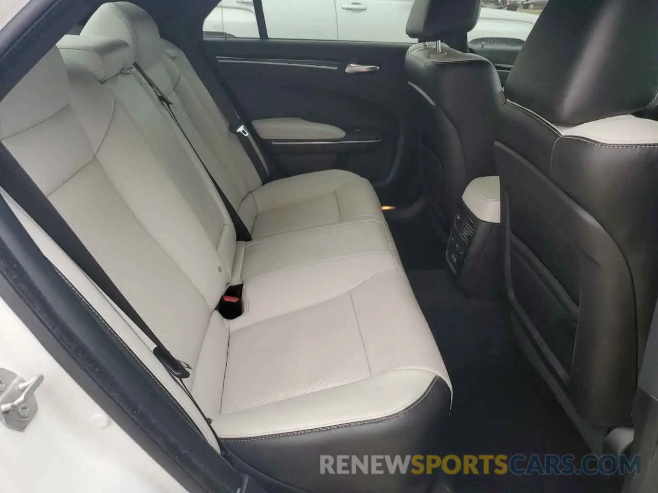 10 Photograph of a damaged car 2C3CCAGG7KH701361 CHRYSLER 300 2019