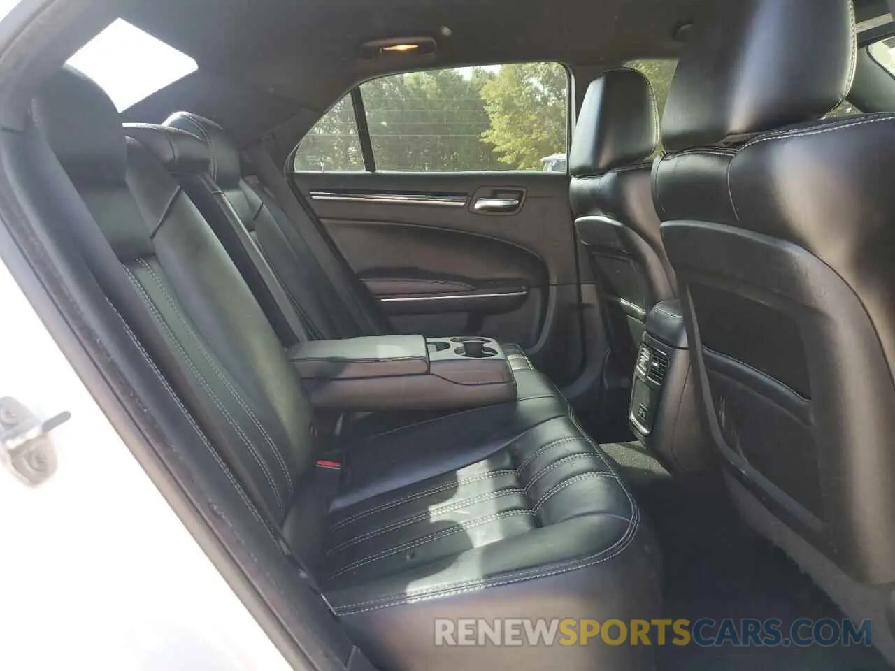 10 Photograph of a damaged car 2C3CCAGG9KH569347 CHRYSLER 300 2019