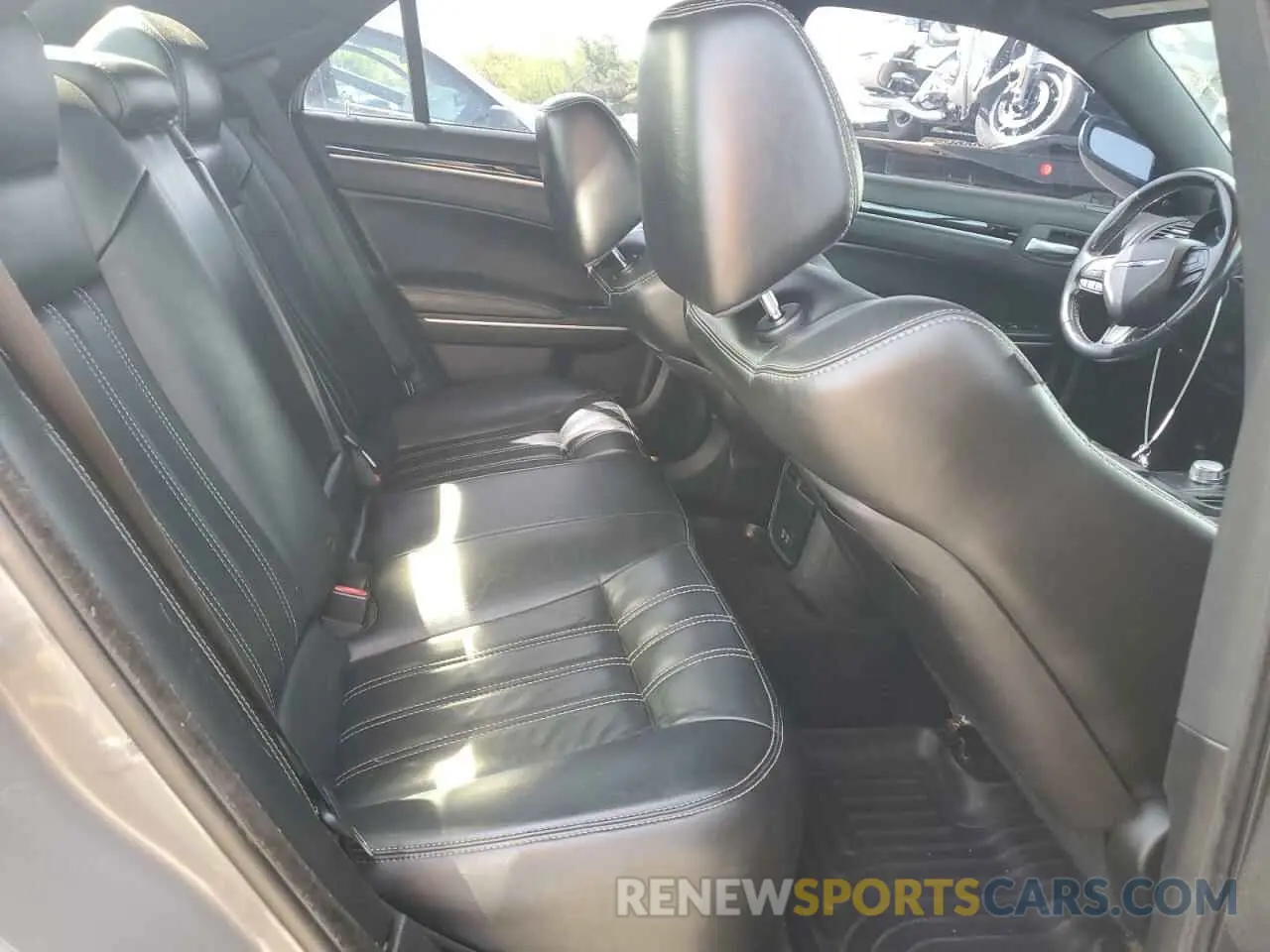 10 Photograph of a damaged car 2C3CCAGGXKH542951 CHRYSLER 300 2019