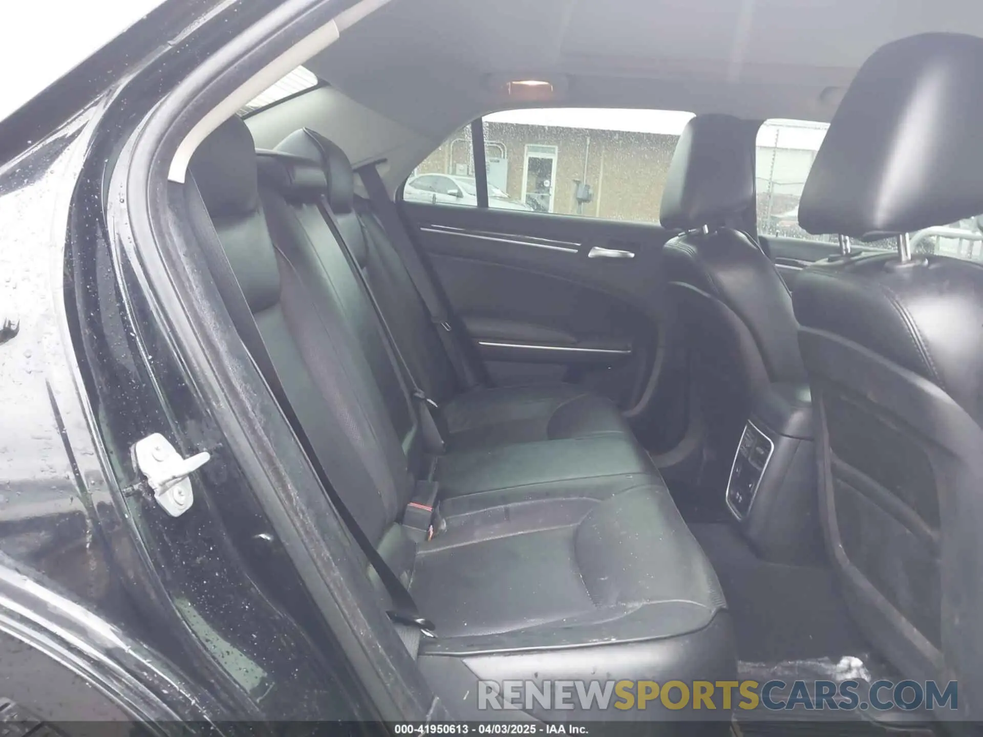 8 Photograph of a damaged car 2C3CCAKG1KH586537 CHRYSLER 300 2019