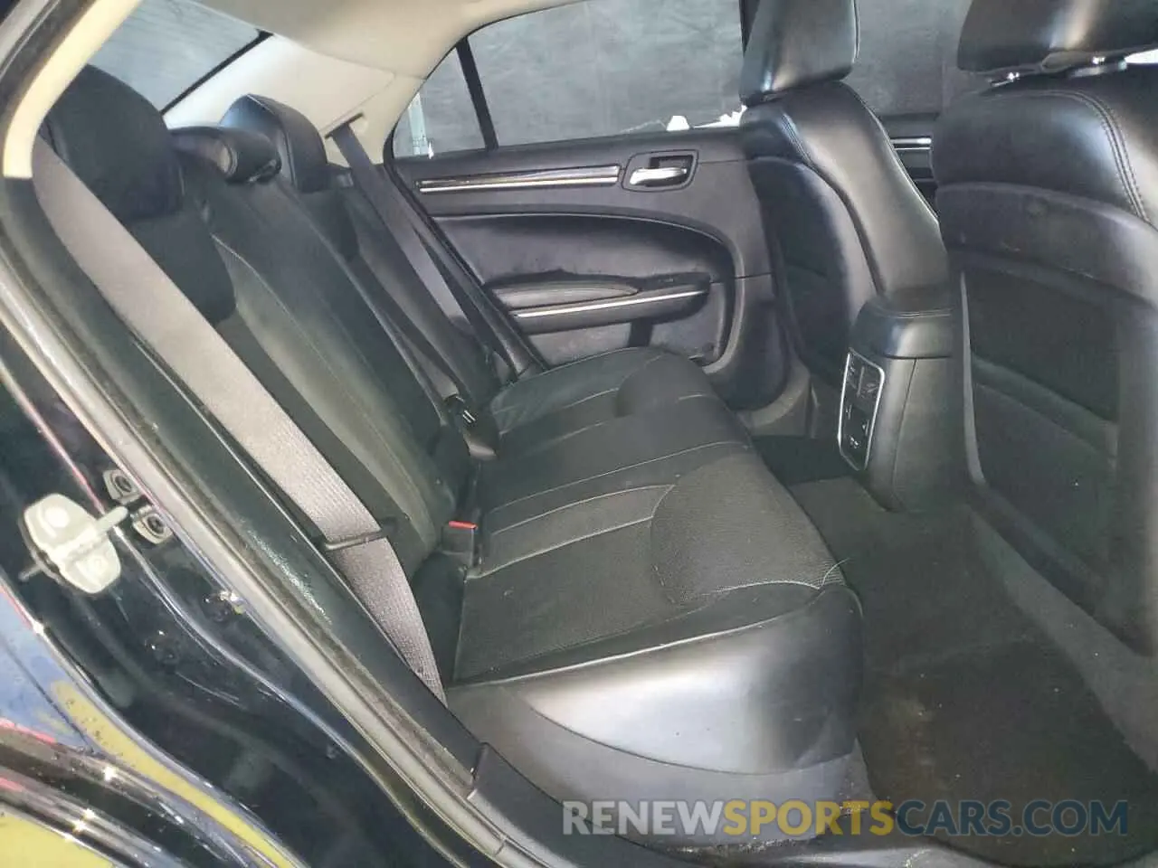 10 Photograph of a damaged car 2C3CCAKG1KH698531 CHRYSLER 300 2019