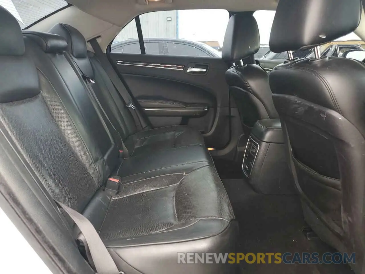 10 Photograph of a damaged car 2C3CCAKG2KH690874 CHRYSLER 300 2019