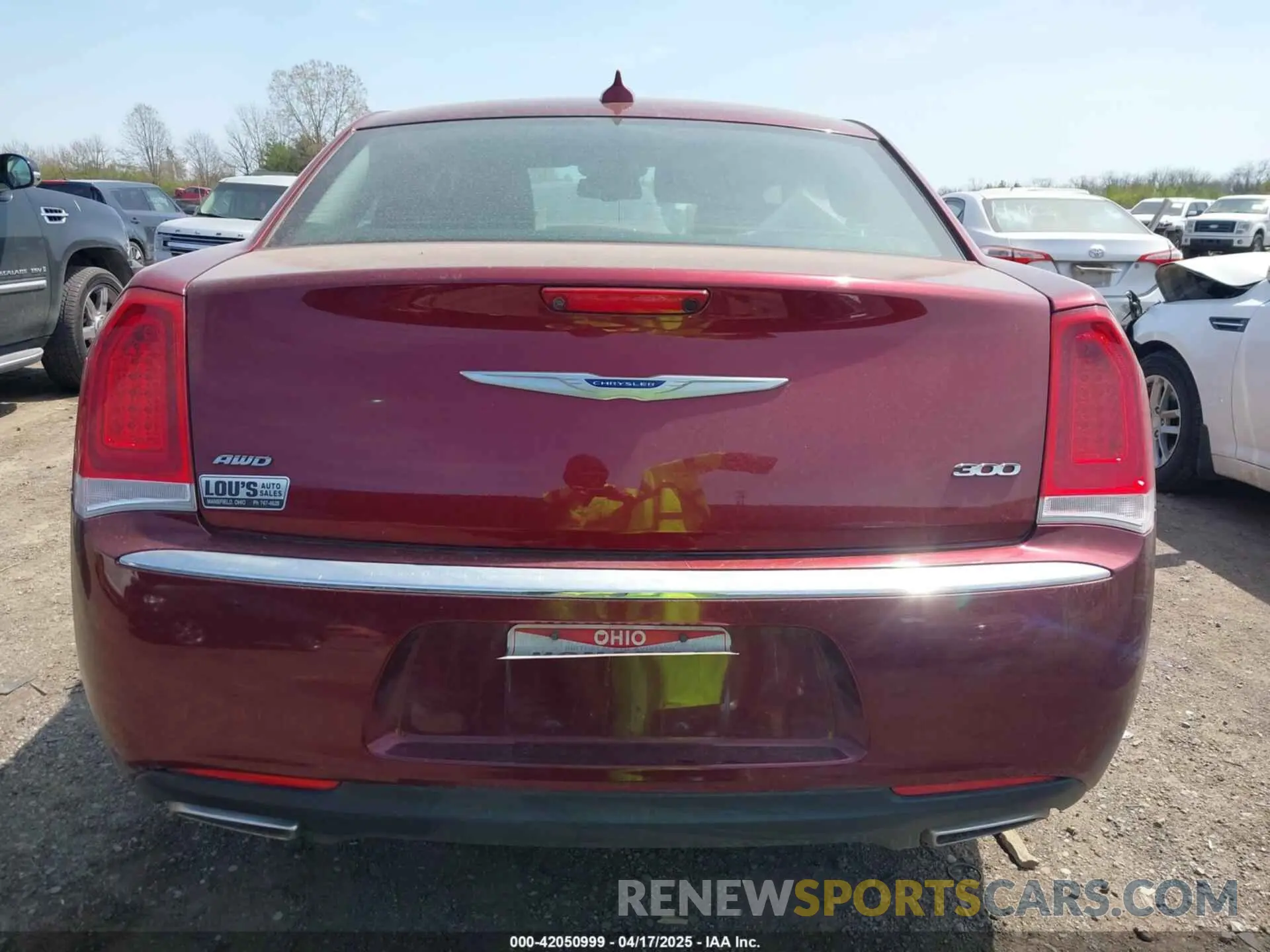 16 Photograph of a damaged car 2C3CCAKG3KH586622 CHRYSLER 300 2019