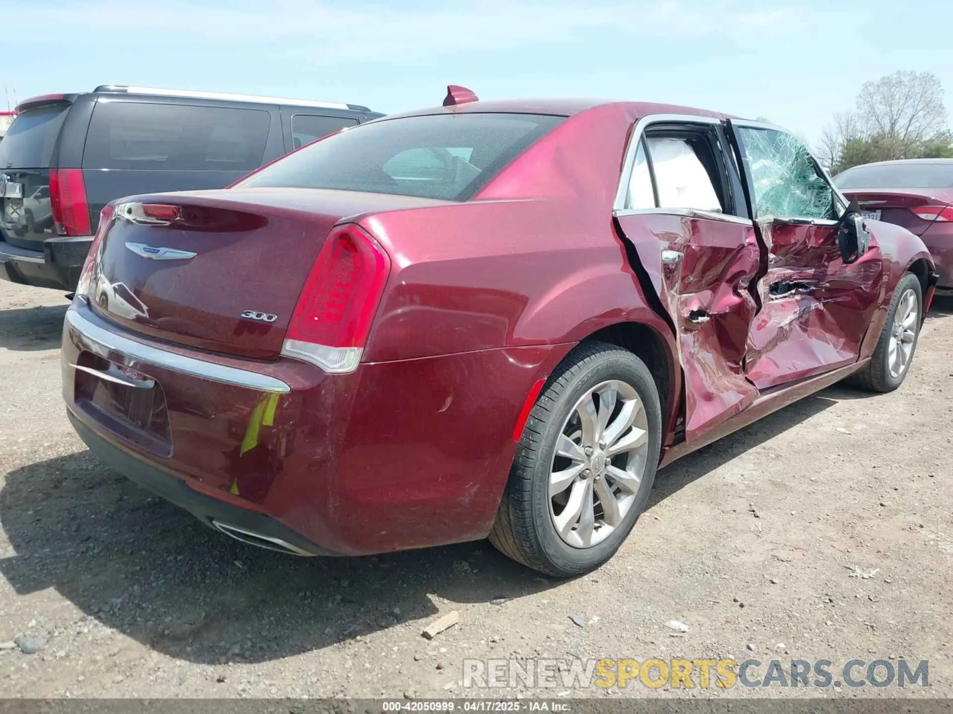 4 Photograph of a damaged car 2C3CCAKG3KH586622 CHRYSLER 300 2019