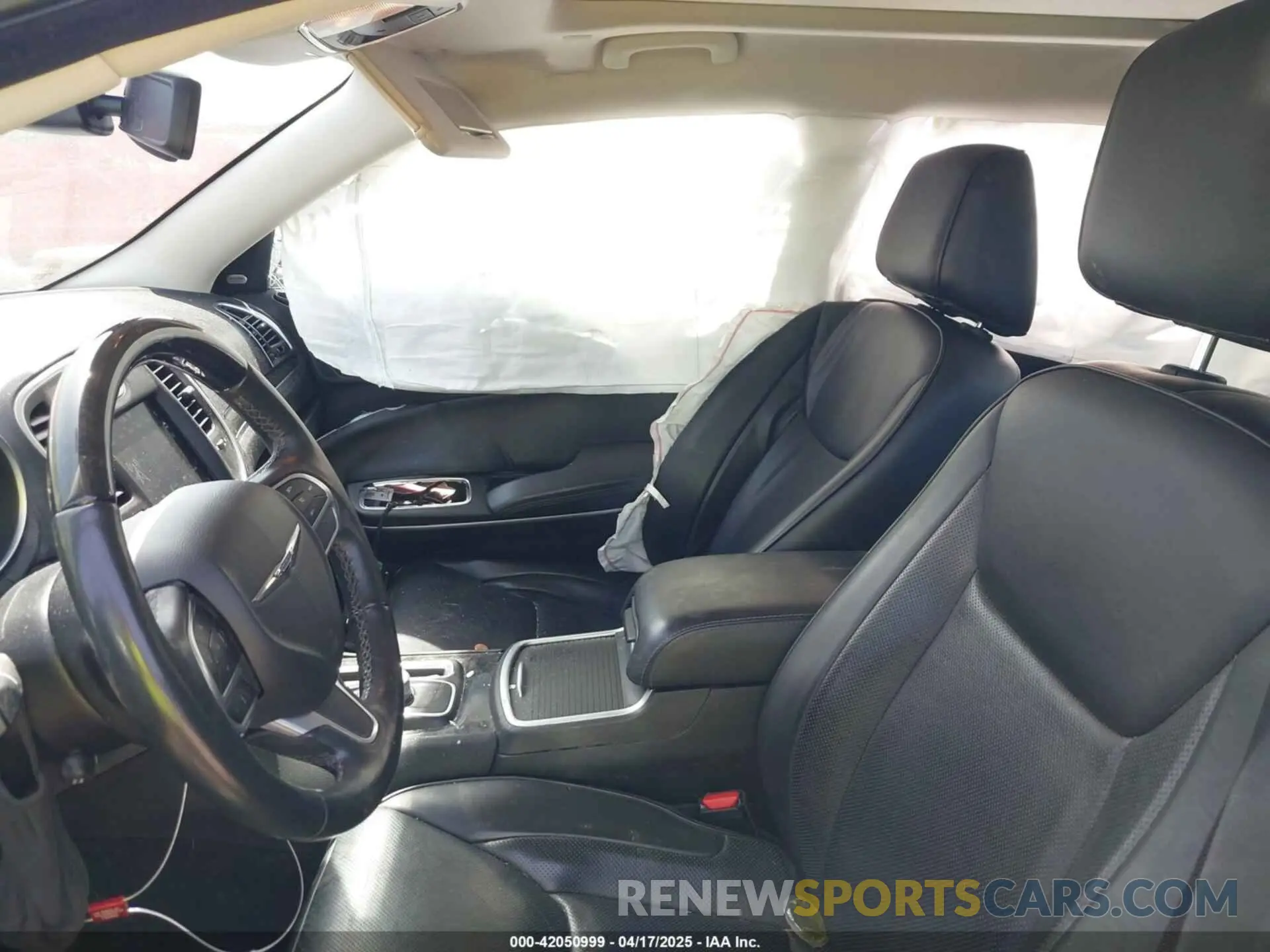 5 Photograph of a damaged car 2C3CCAKG3KH586622 CHRYSLER 300 2019