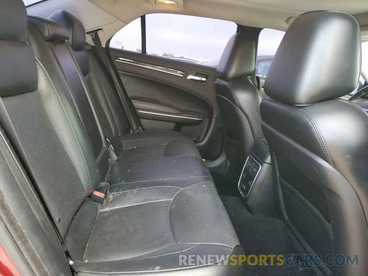 10 Photograph of a damaged car 2C3CCAKG8KH569136 CHRYSLER 300 2019