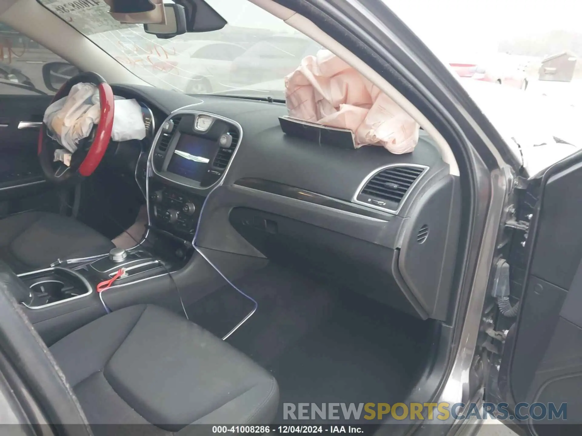 5 Photograph of a damaged car 2C3CCARG1KH611054 CHRYSLER 300 2019