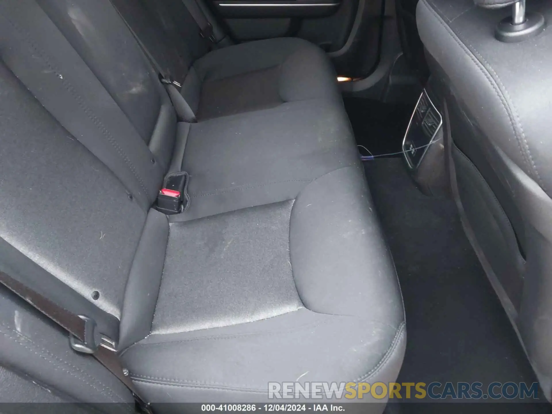 8 Photograph of a damaged car 2C3CCARG1KH611054 CHRYSLER 300 2019