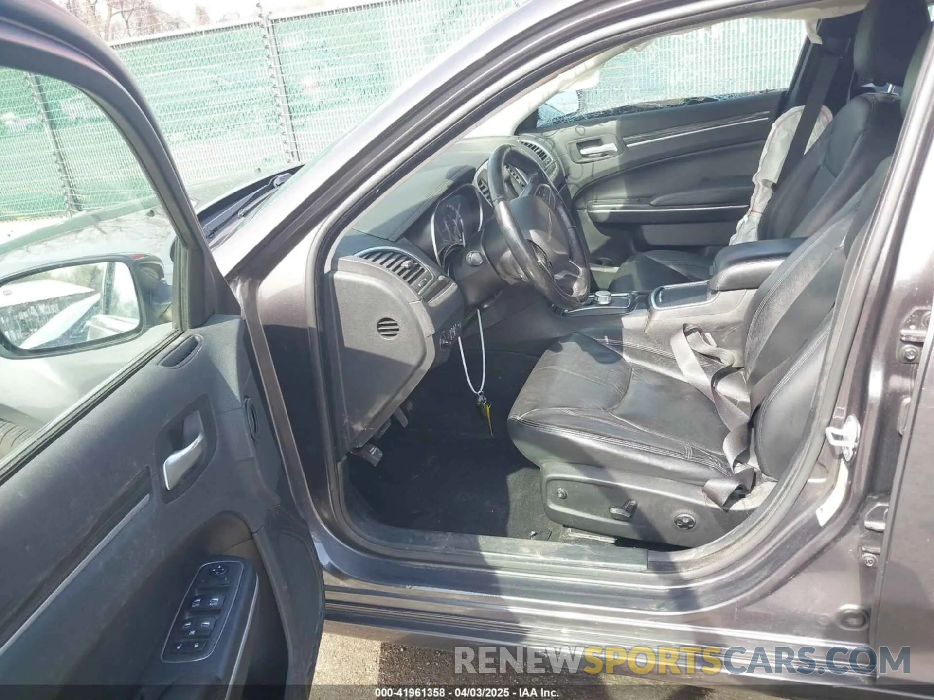 5 Photograph of a damaged car 2C3CCARG3KH581149 CHRYSLER 300 2019