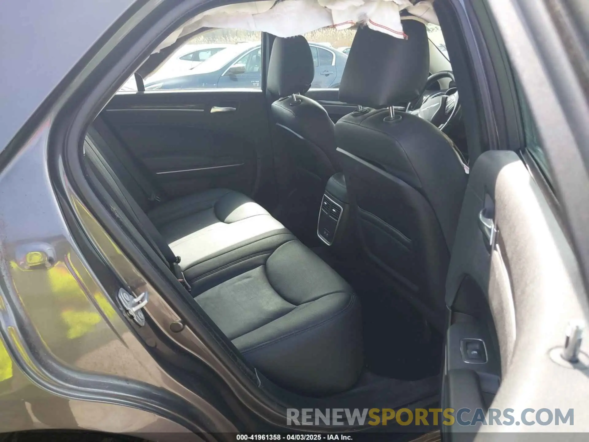 8 Photograph of a damaged car 2C3CCARG3KH581149 CHRYSLER 300 2019