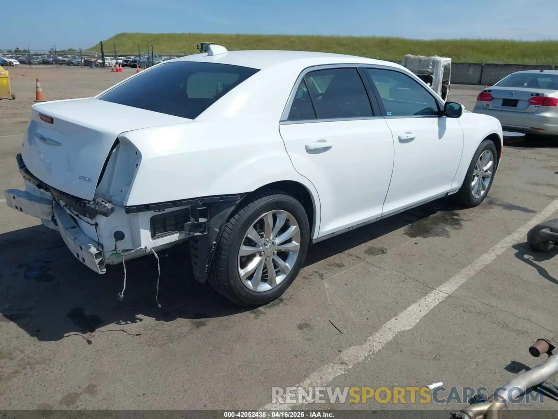 4 Photograph of a damaged car 2C3CCARG5KH578219 CHRYSLER 300 2019