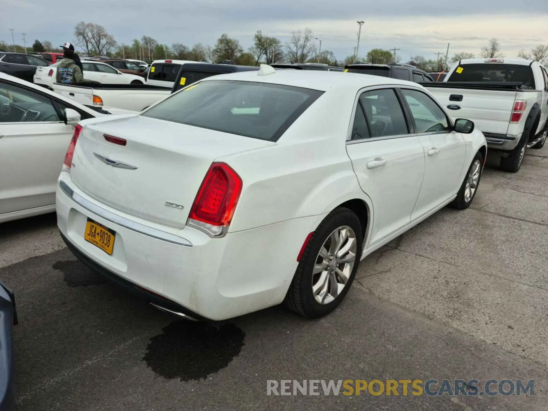 4 Photograph of a damaged car 2C3CCARG6KH618257 CHRYSLER 300 2019