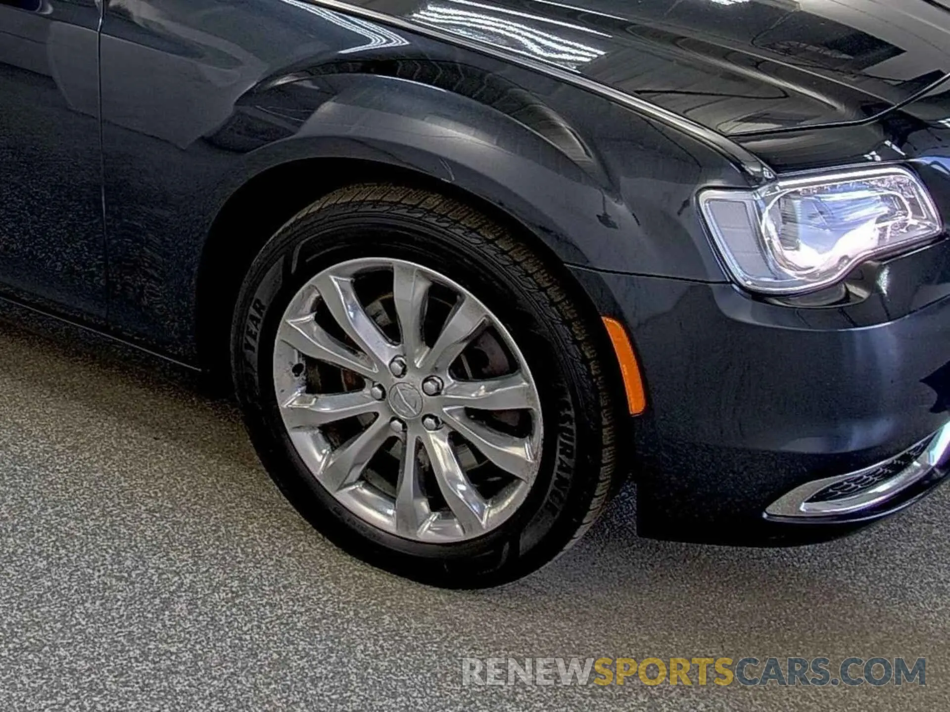 33 Photograph of a damaged car 2C3CCARG7KH556447 CHRYSLER 300 2019
