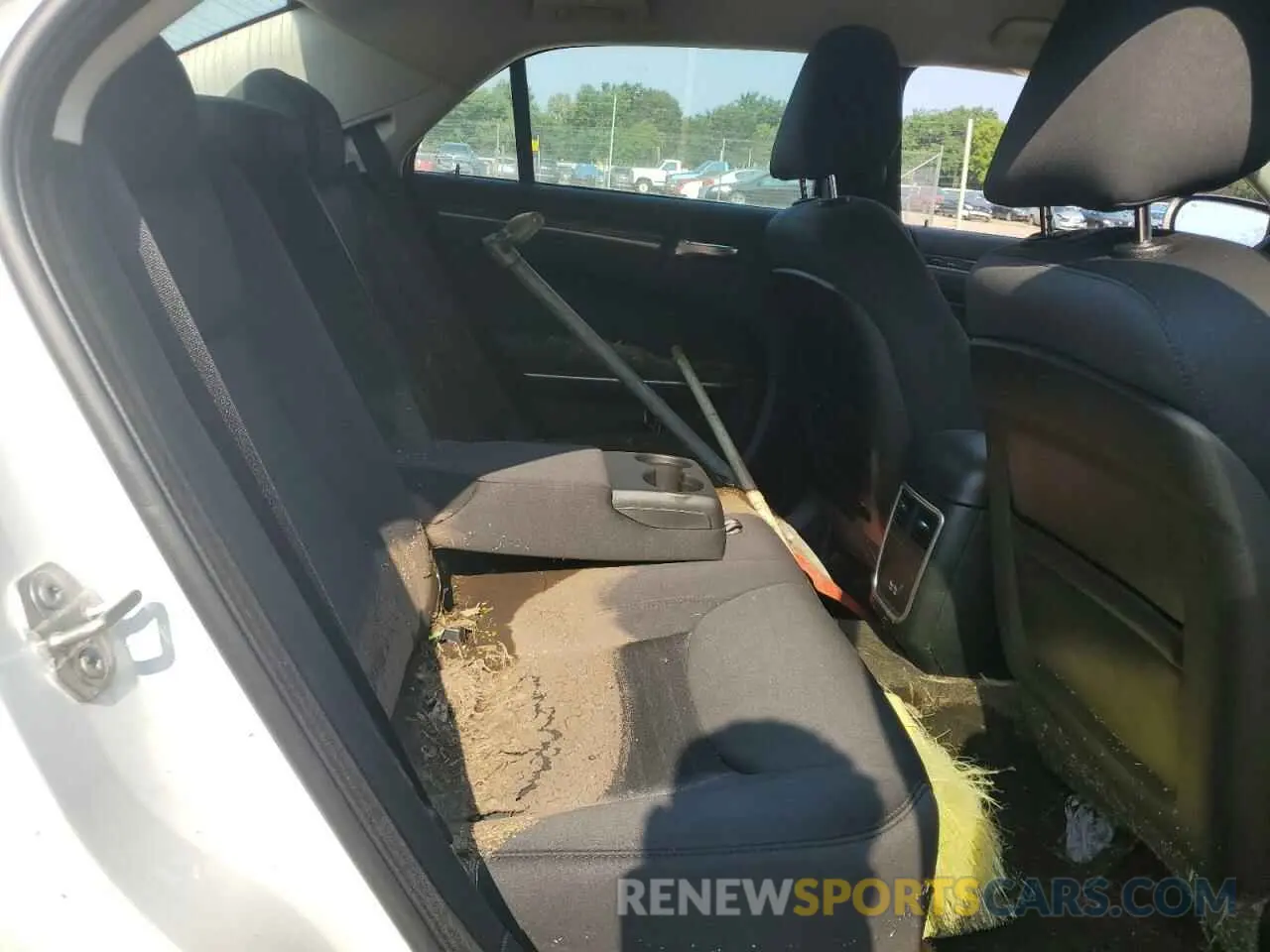 10 Photograph of a damaged car 2C3CCARG9KH560466 CHRYSLER 300 2019