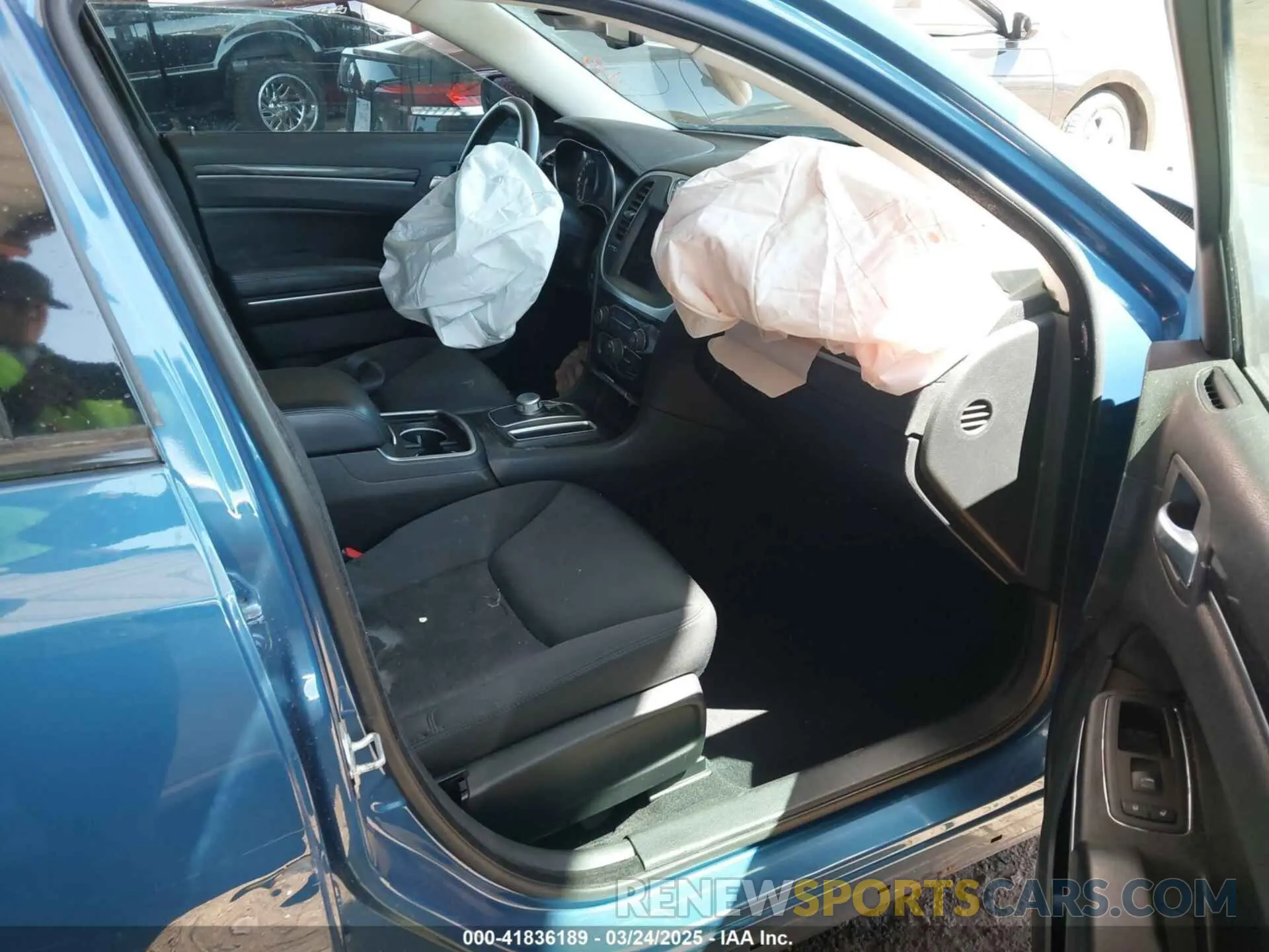 5 Photograph of a damaged car 2C3CCAAG0LH239333 CHRYSLER 300 2020