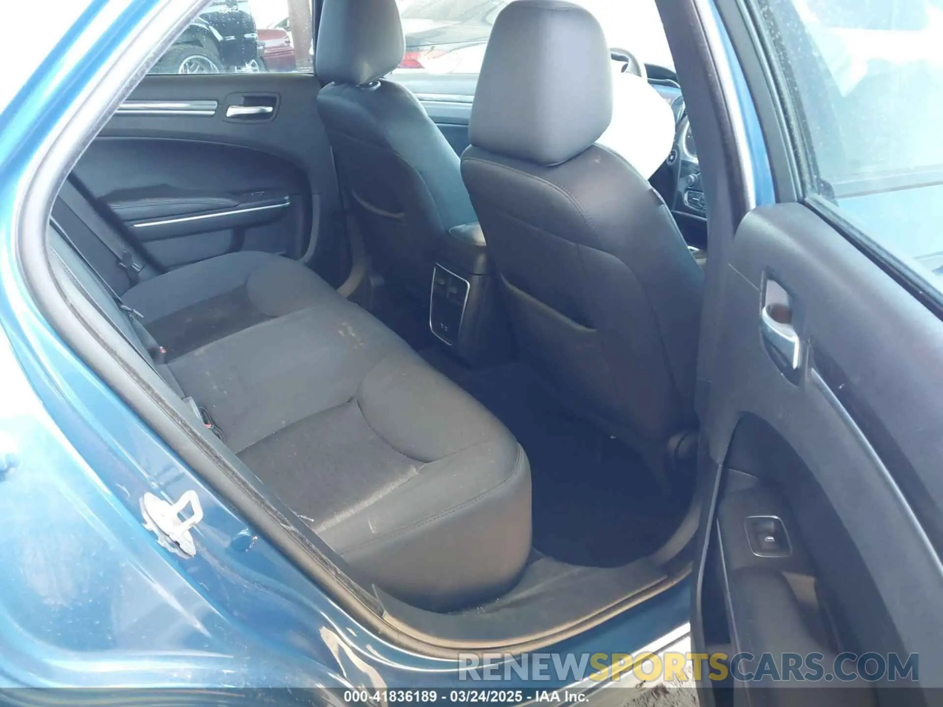 8 Photograph of a damaged car 2C3CCAAG0LH239333 CHRYSLER 300 2020