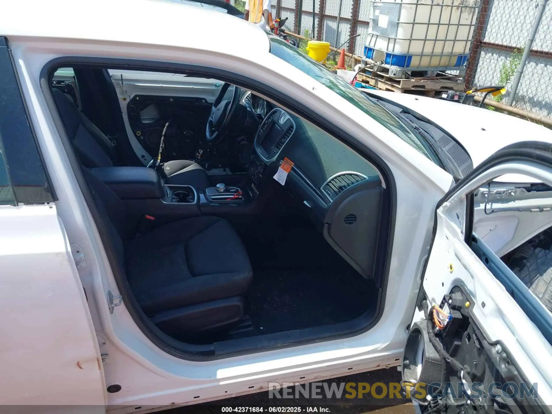 5 Photograph of a damaged car 2C3CCAAG7LH123045 CHRYSLER 300 2020