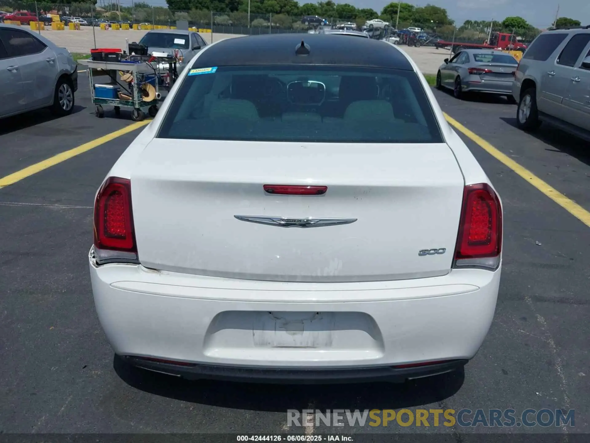 16 Photograph of a damaged car 2C3CCAAG8LH158838 CHRYSLER 300 2020