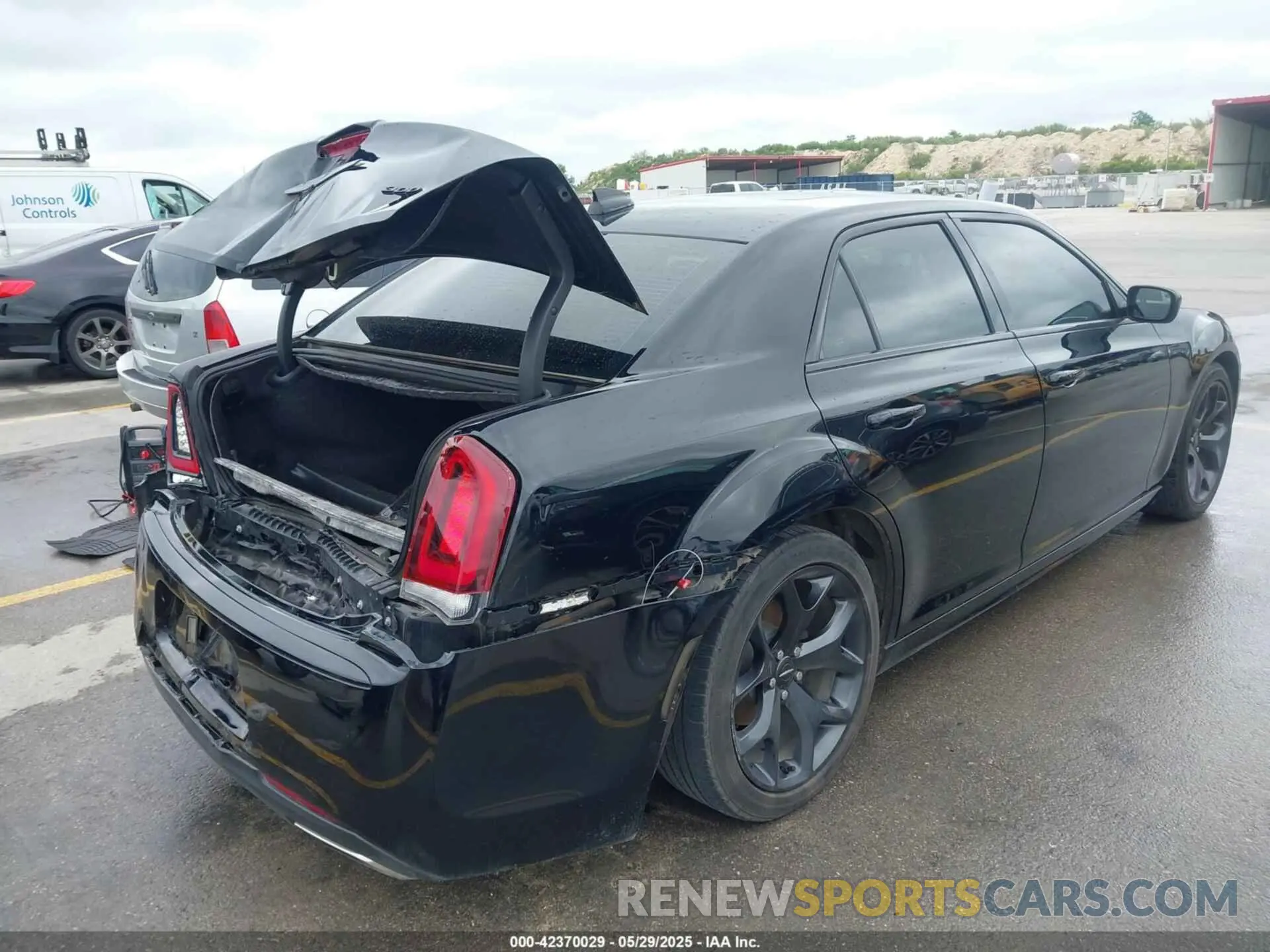 4 Photograph of a damaged car 2C3CCAAG8LH233604 CHRYSLER 300 2020